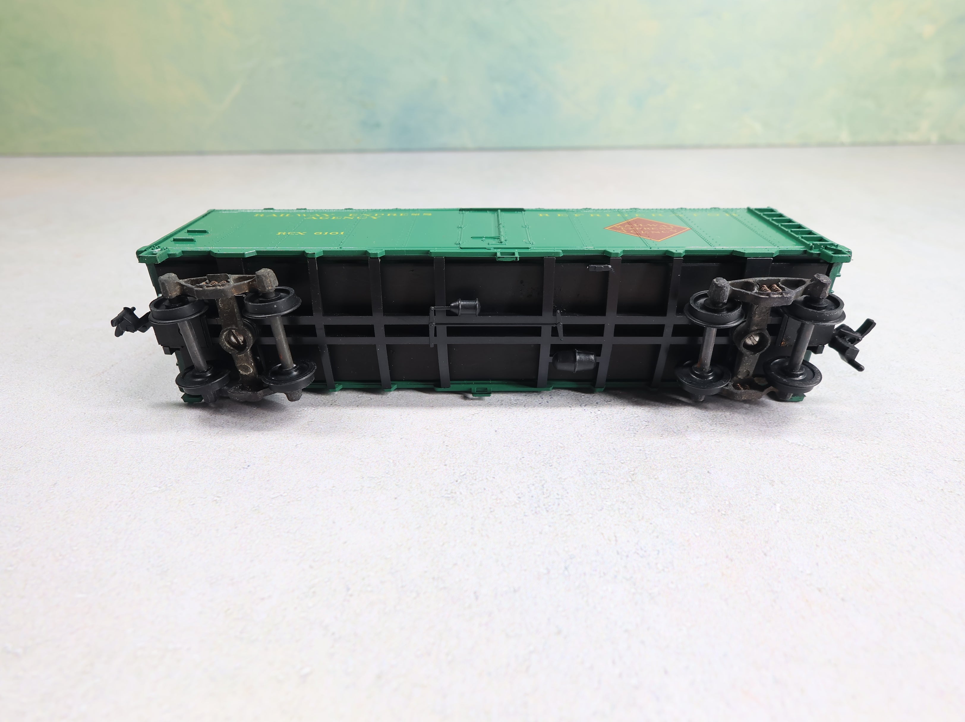 USED Athearn HO Scale 40' Reefer Box Car Railway Express Agency REX #6101