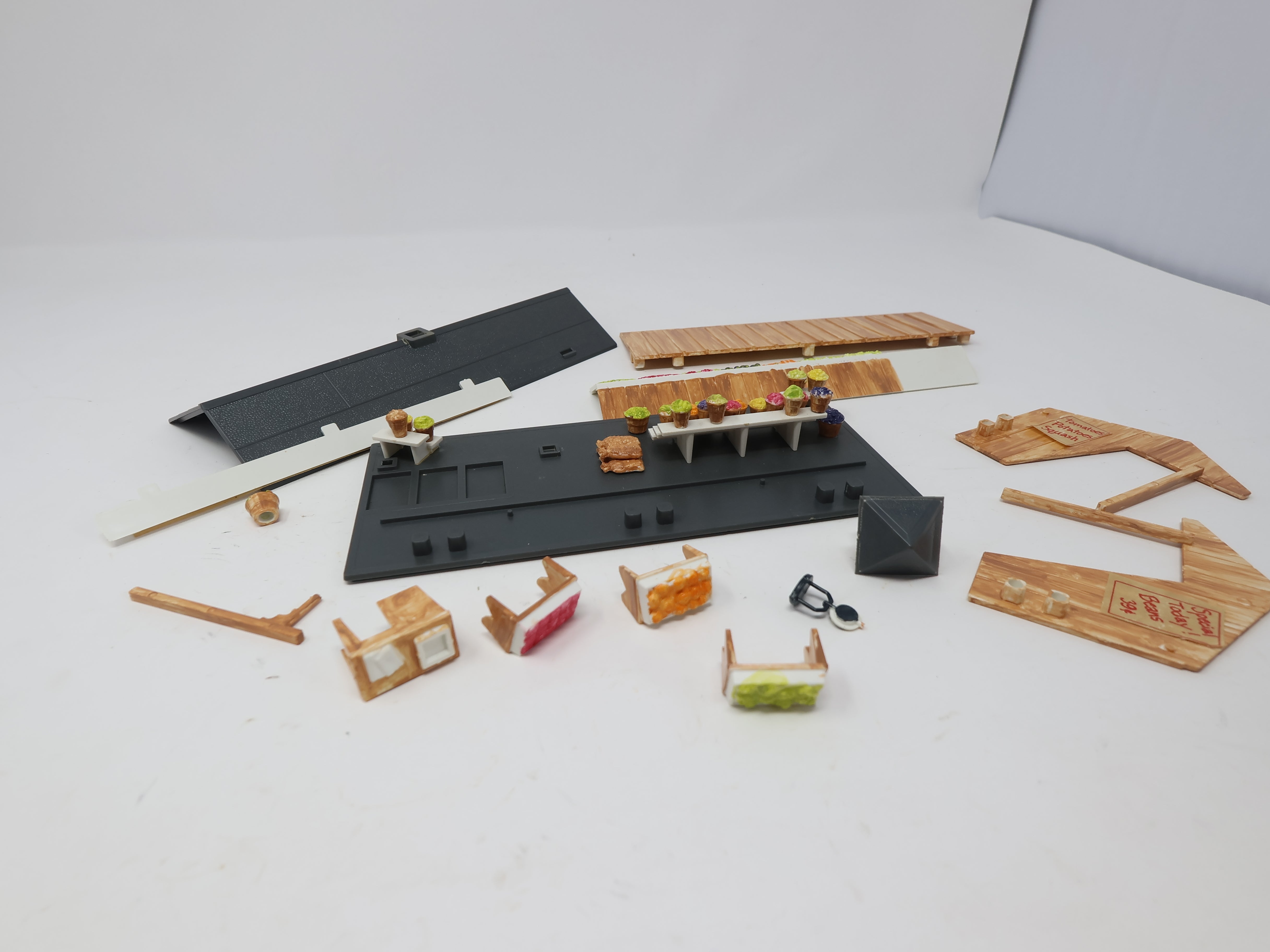 USED Bachmann Plasticville O, Roadside Farmers Market Produce Stand (may be incomplete) (KIT)