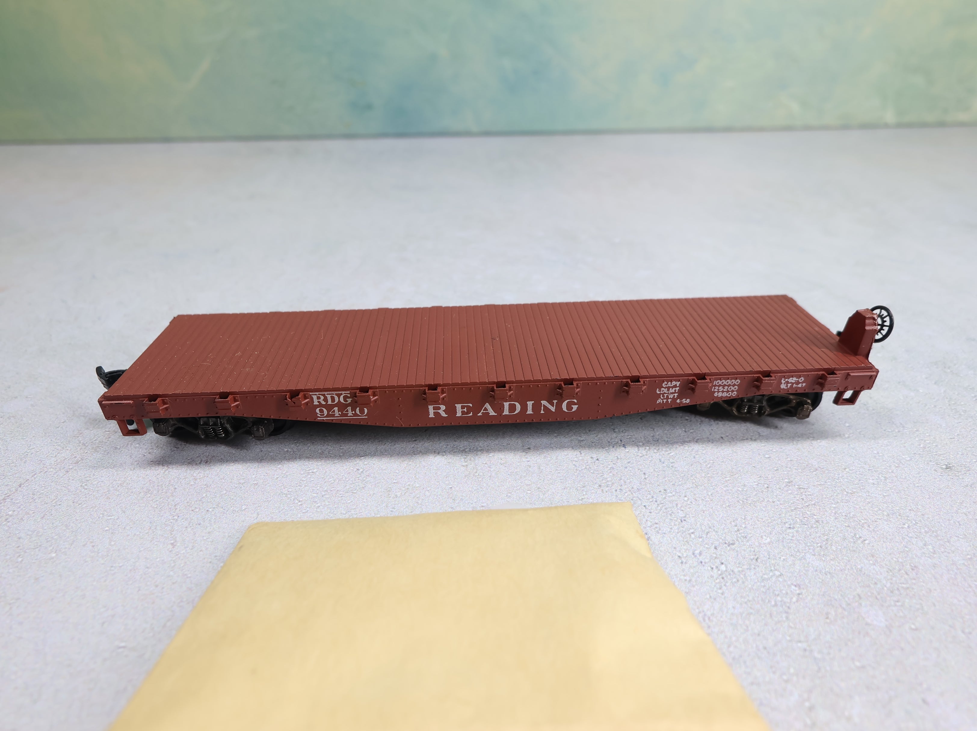 USED Athearn HO Scale 40' Flat Car Reading RDG #9440 w/ Stakes