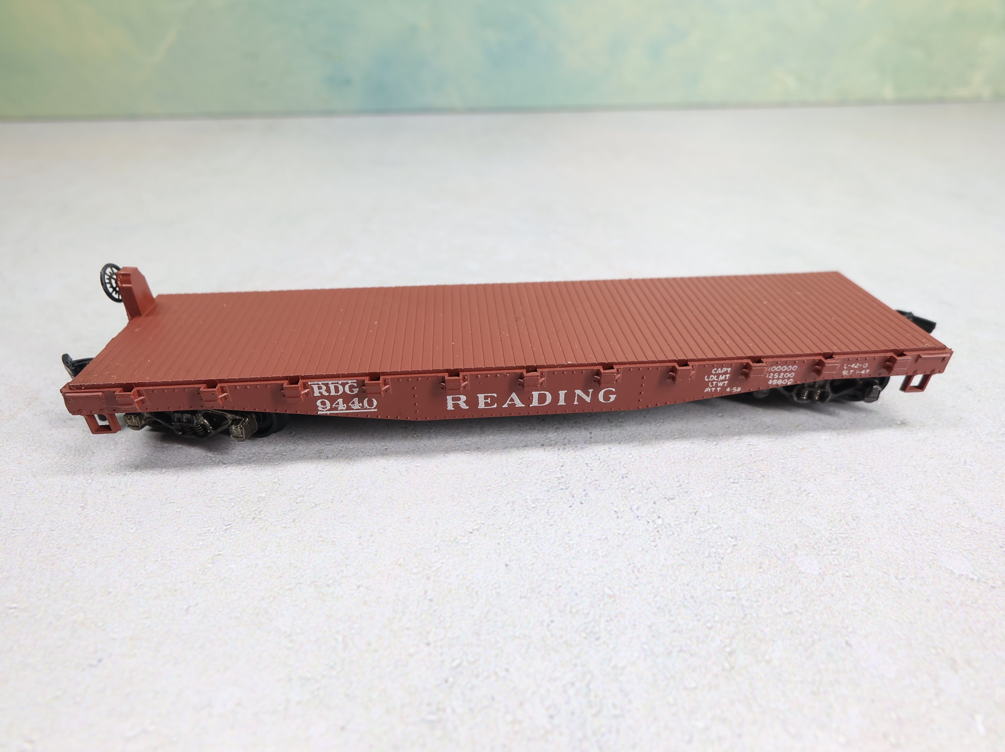 USED Athearn HO Scale 40' Flat Car Reading RDG #9440 w/ Stakes