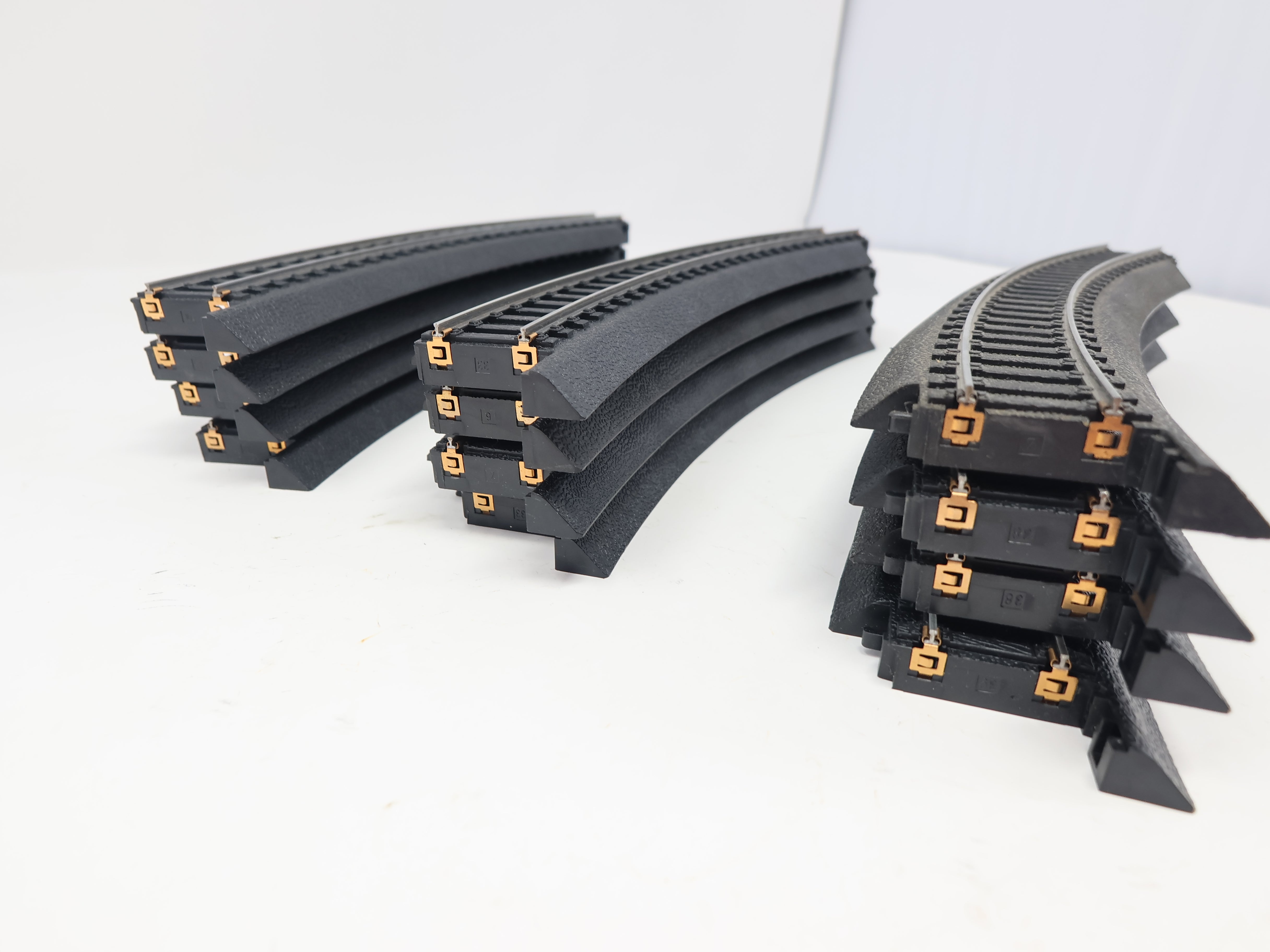 USED Life-Like HO Scale, Lot of 12 - Power-Loc 18" Radius Curve Track Piece