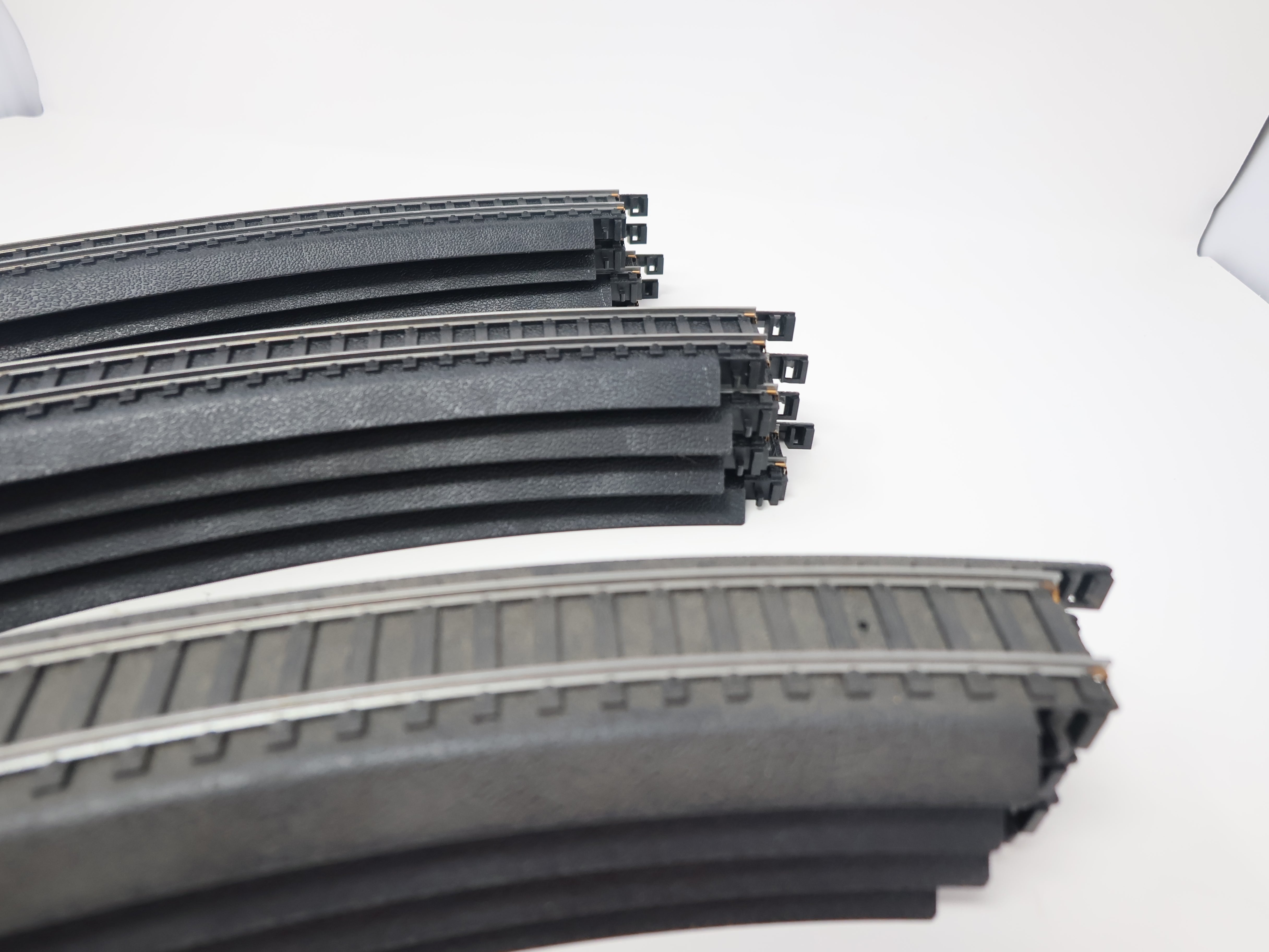 USED Life-Like HO Scale, Lot of 12 - Power-Loc 18" Radius Curve Track Piece