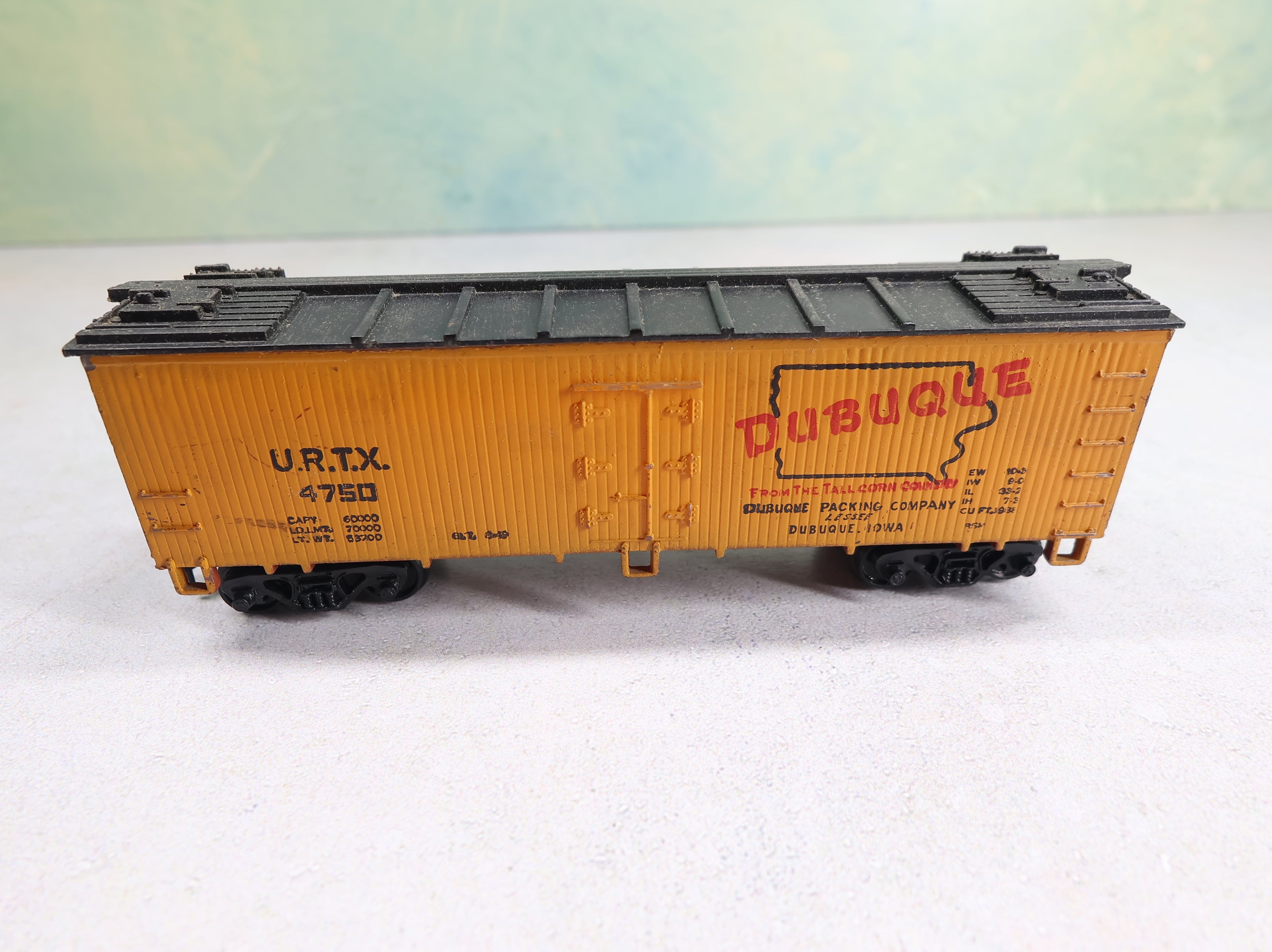 USED Varney HO Scale 37' Wooden Reefer Box Car Dubuque URTX #4750