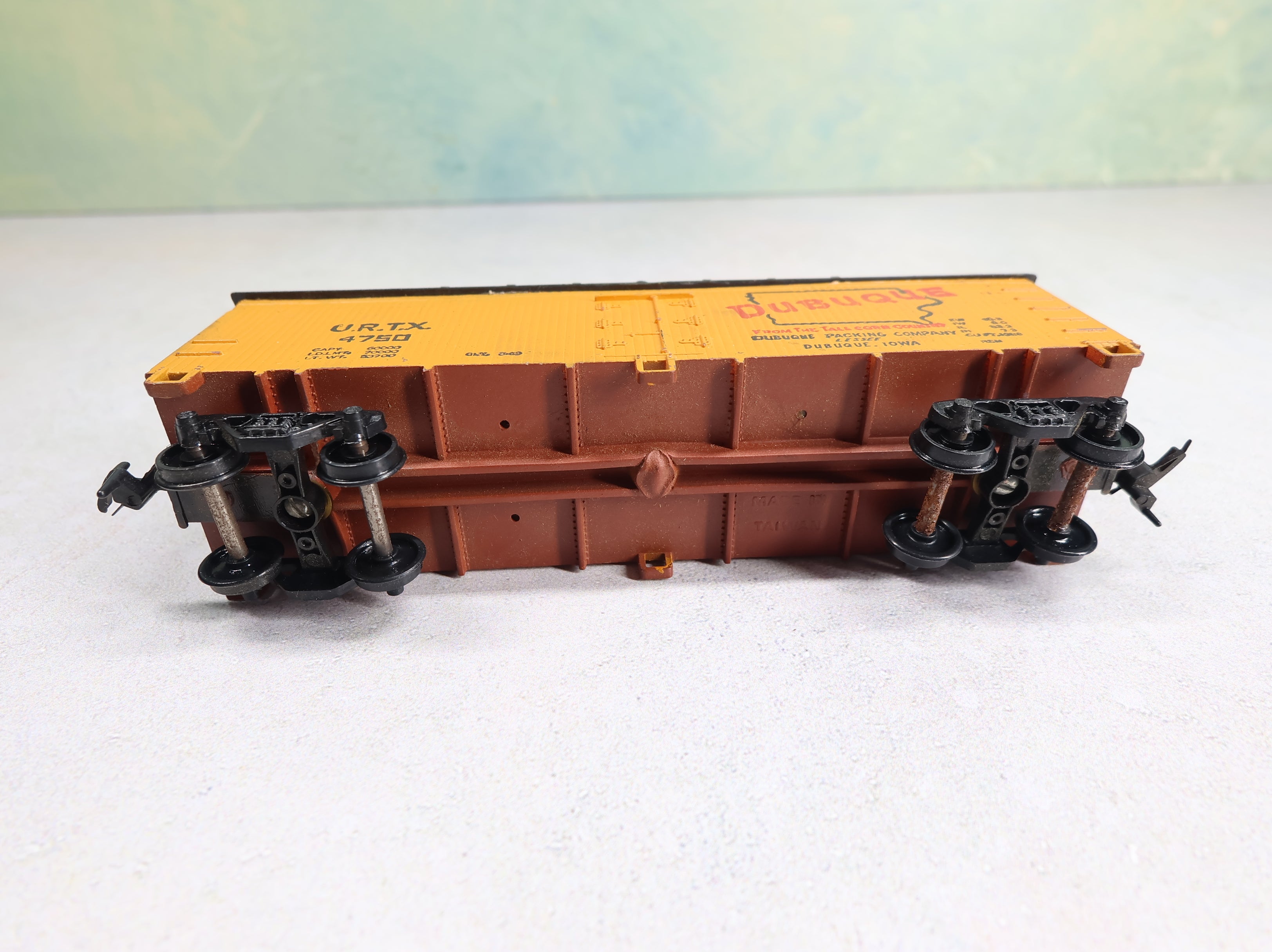 USED Varney HO Scale 37' Wooden Reefer Box Car Dubuque URTX #4750