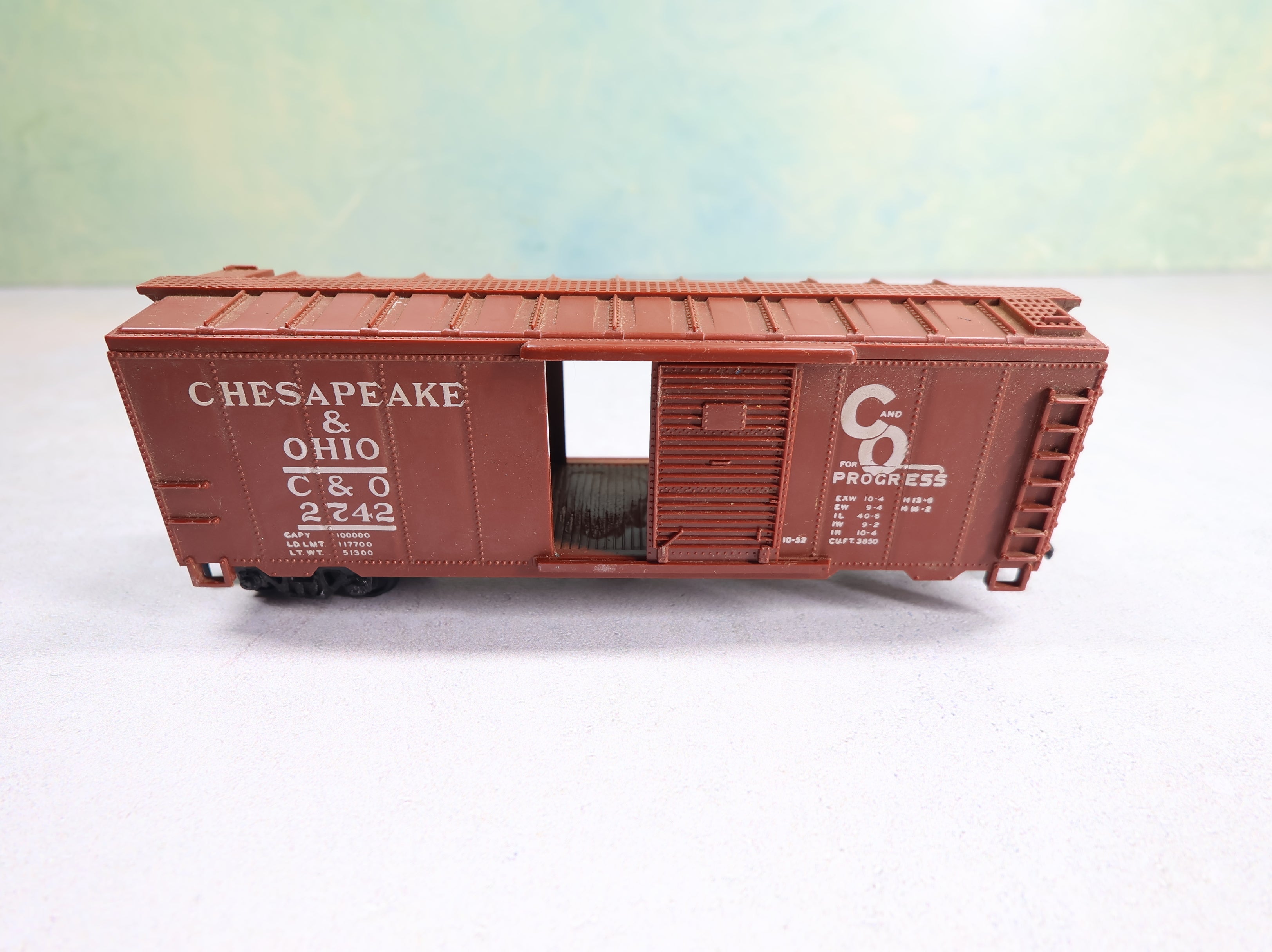 USED Varney HO Scale 40' Steel Box Car Chesapeake and Ohio C&O #2742