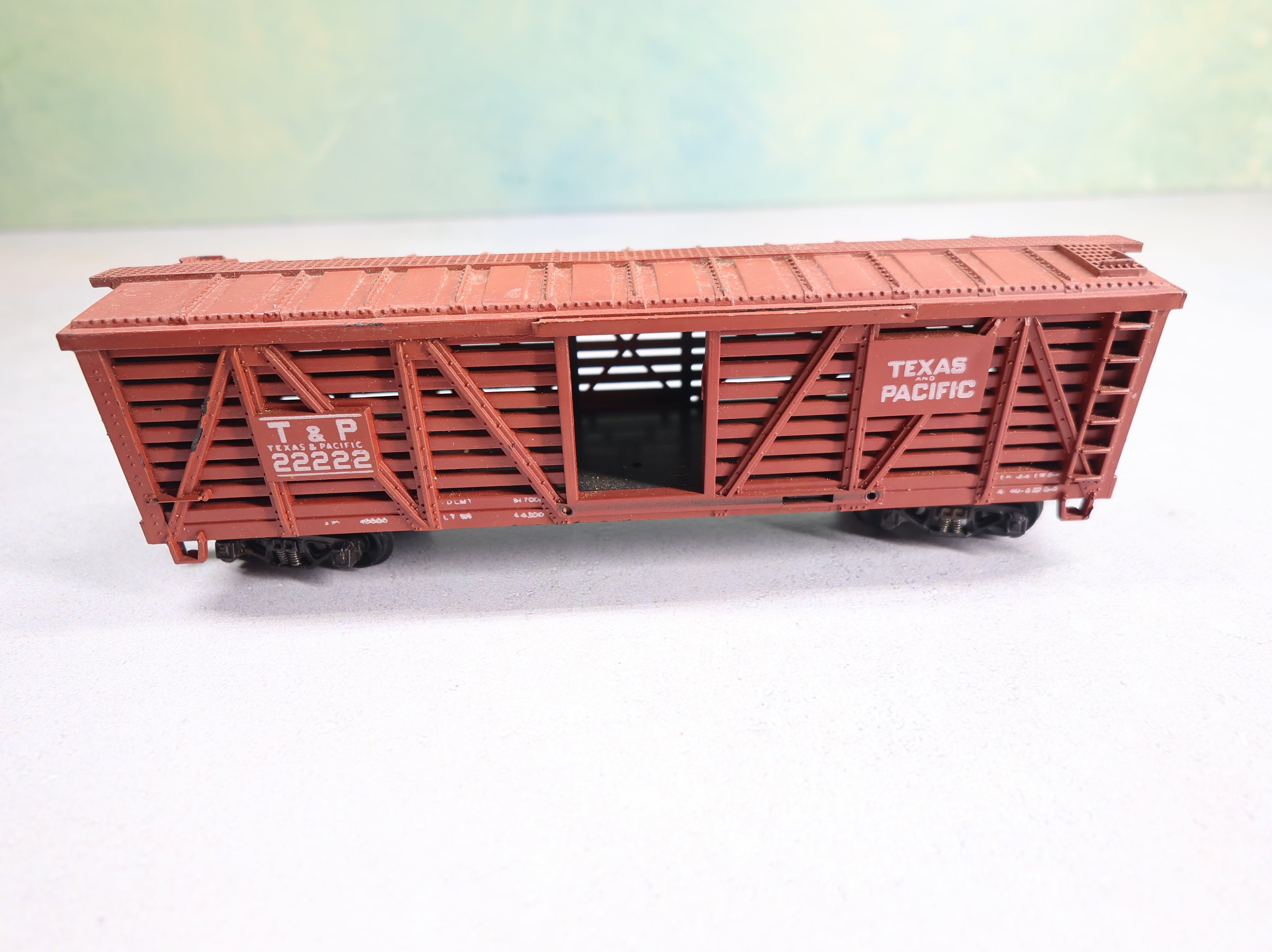 USED Varney HO Scale 41' Stock Car Texas and Pacific T&P #22222 Missing Door