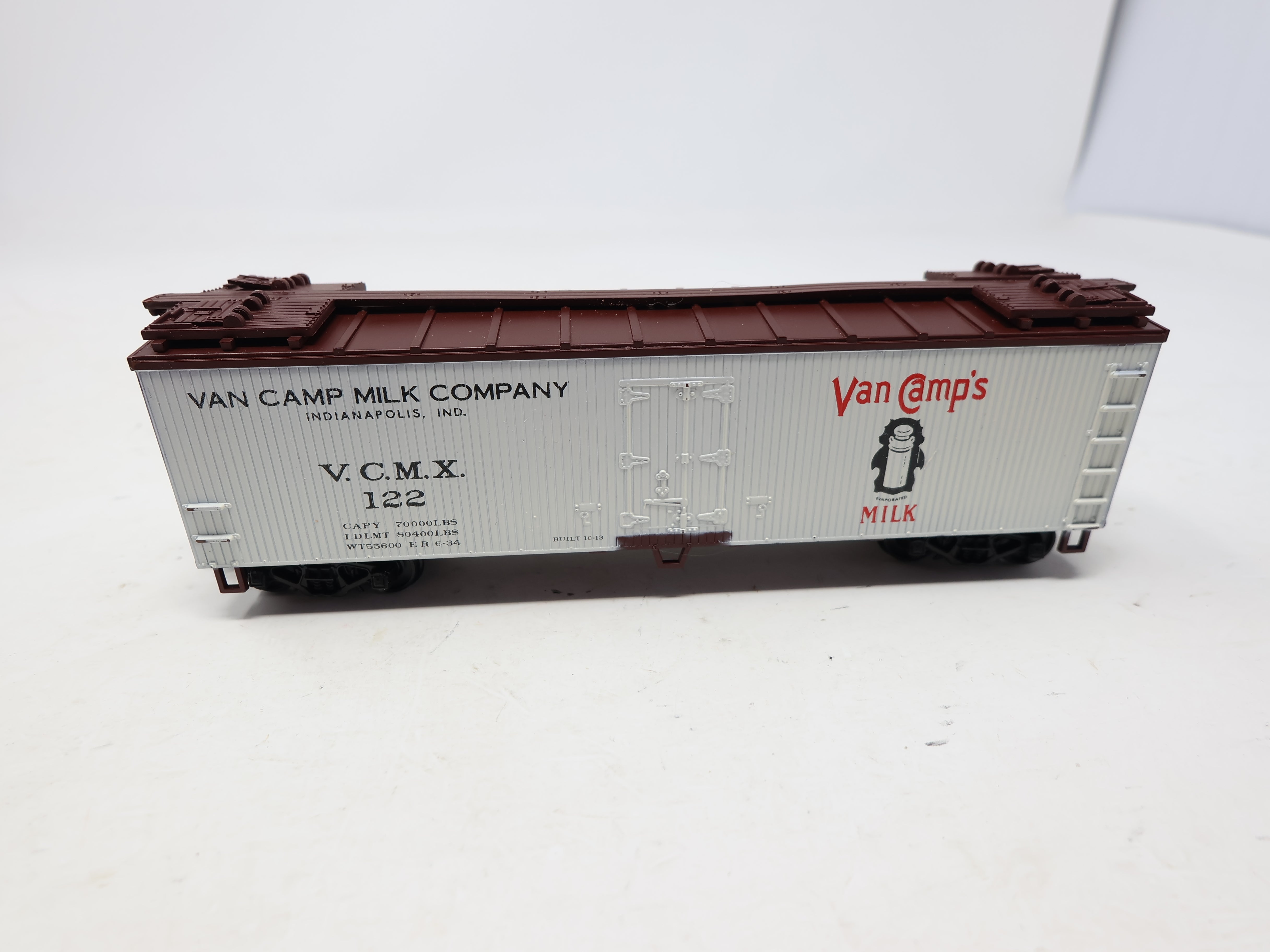 USED Walthers 932-2483 HO Scale, 40' Reefer Wood End Box Car, Van Camp Milk Company VCMX #122