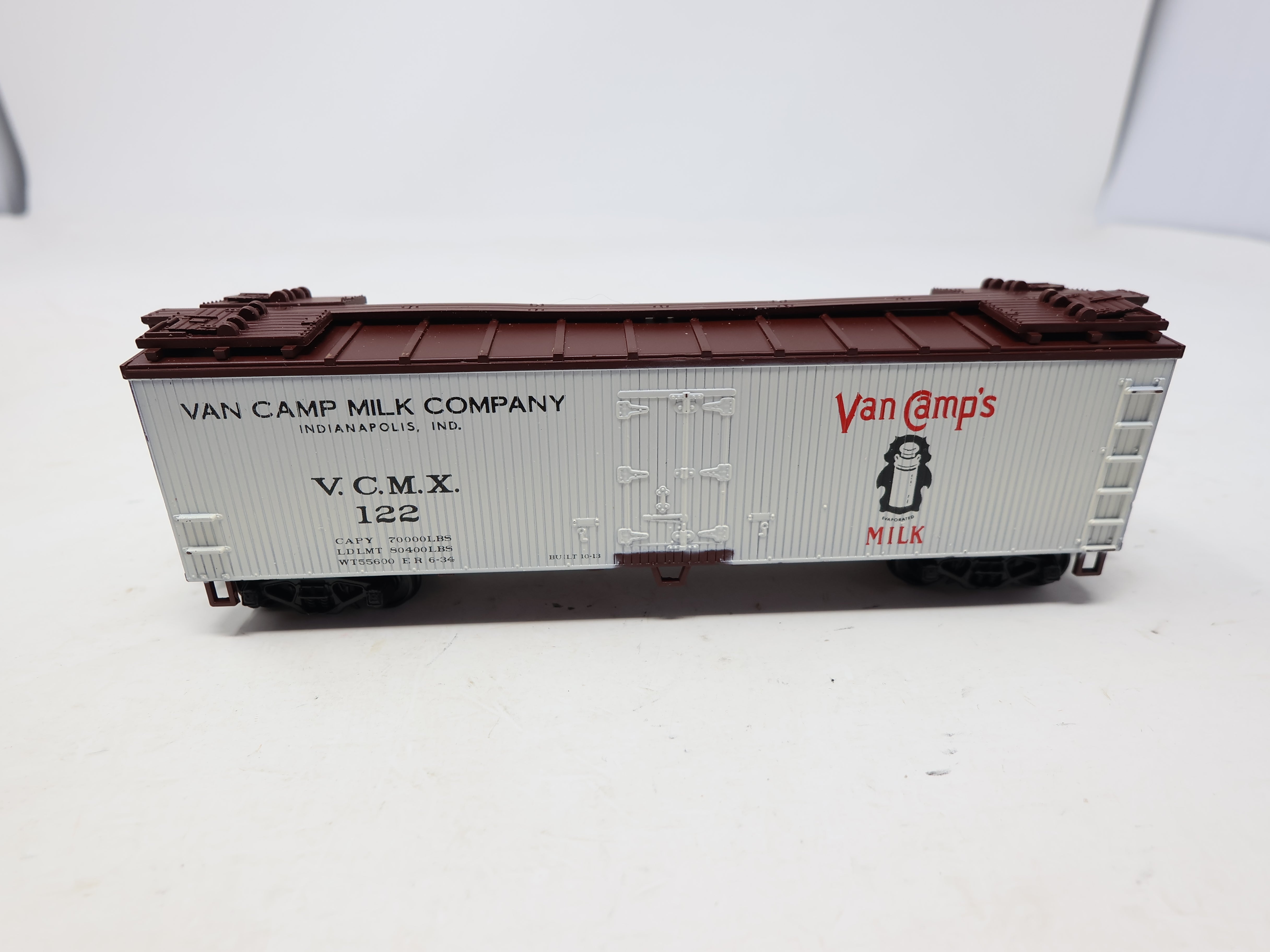 USED Walthers 932-2483 HO Scale, 40' Reefer Wood End Box Car, Van Camp Milk Company VCMX #122