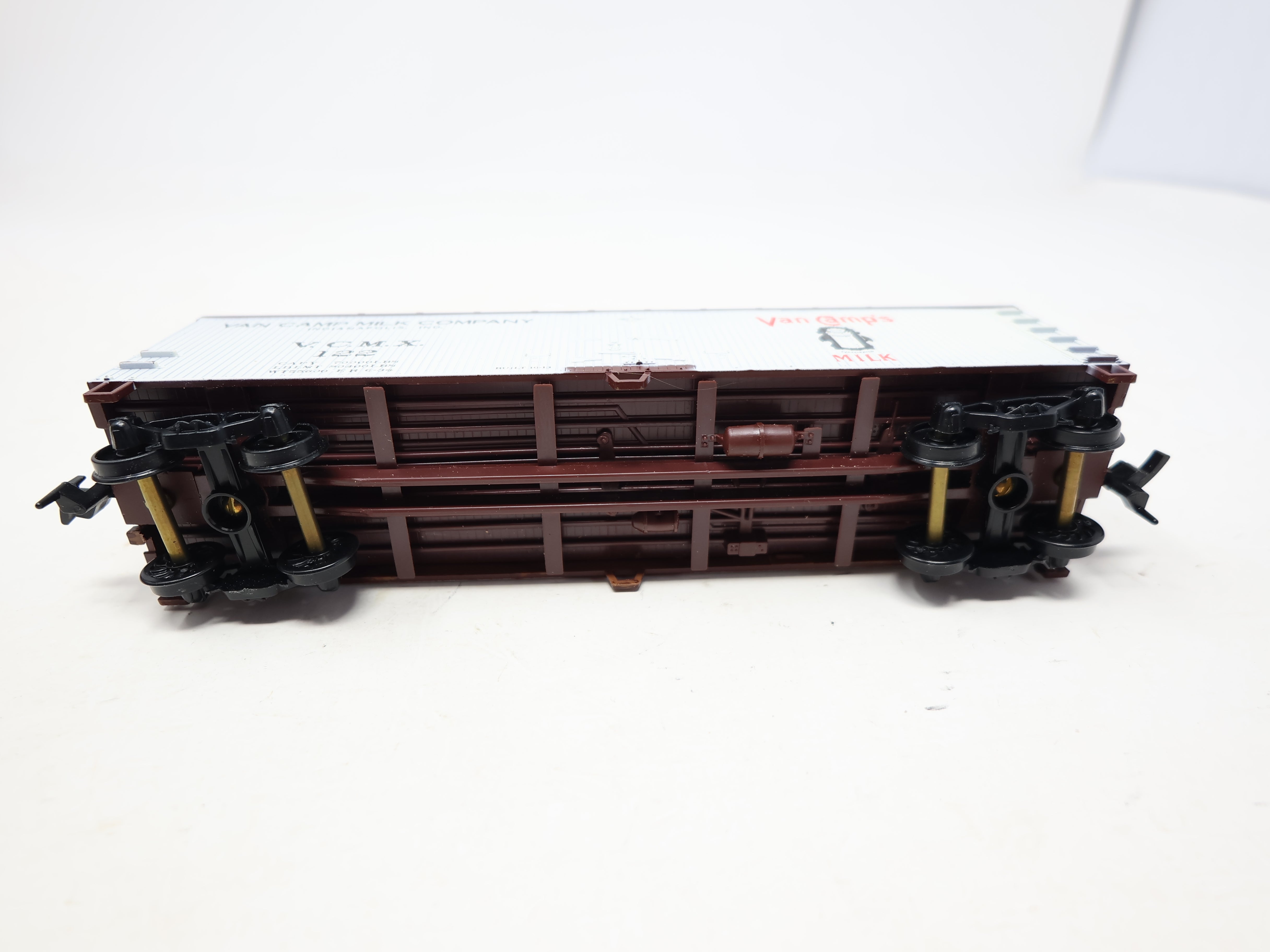 USED Walthers 932-2483 HO Scale, 40' Reefer Wood End Box Car, Van Camp Milk Company VCMX #122