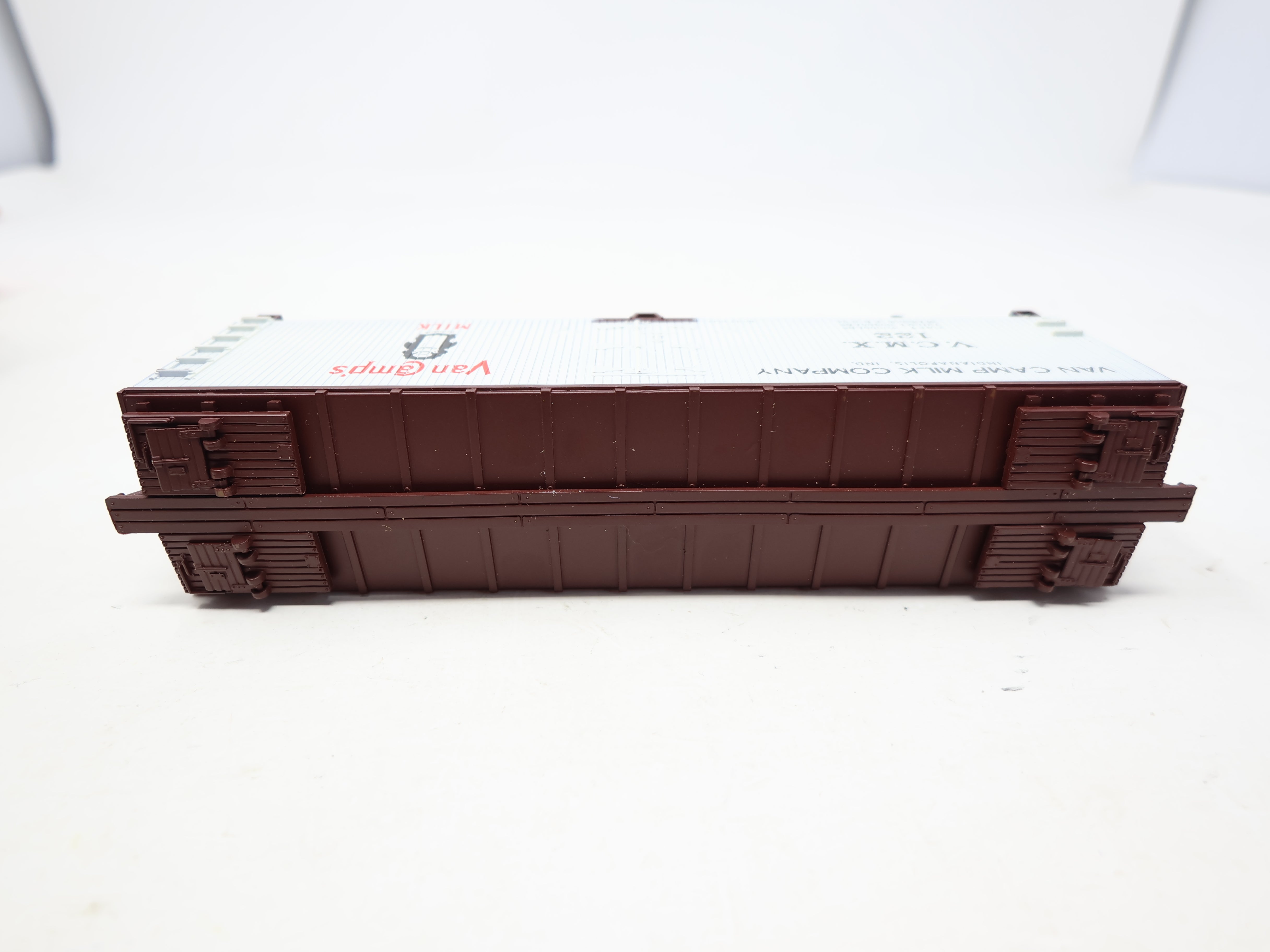 USED Walthers 932-2483 HO Scale, 40' Reefer Wood End Box Car, Van Camp Milk Company VCMX #122