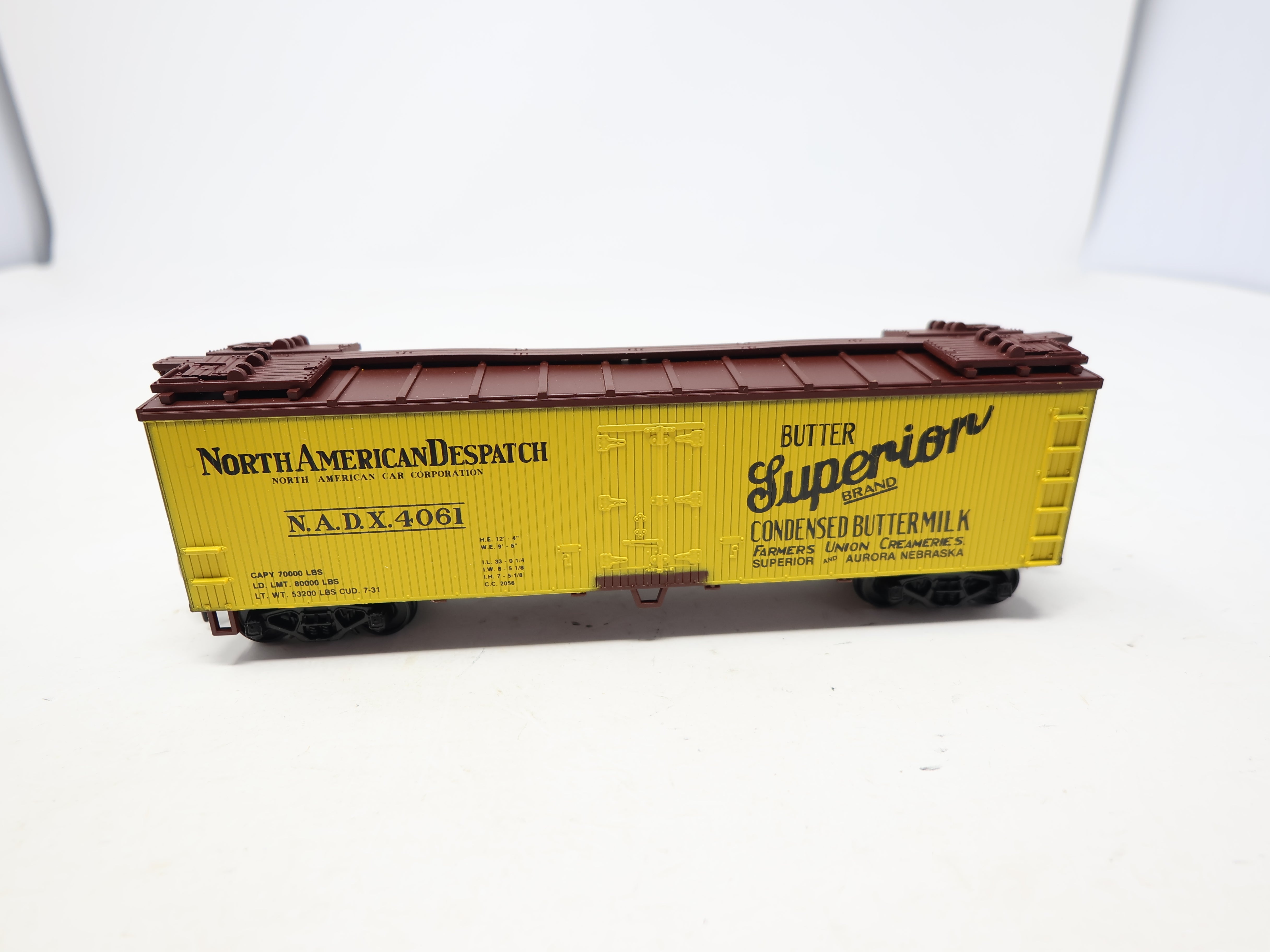 USED Walthers 932-5719 HO Scale, 40' Reefer Wood End Box Car, North American Despatch NADX #4061, Condensed Buttermilk