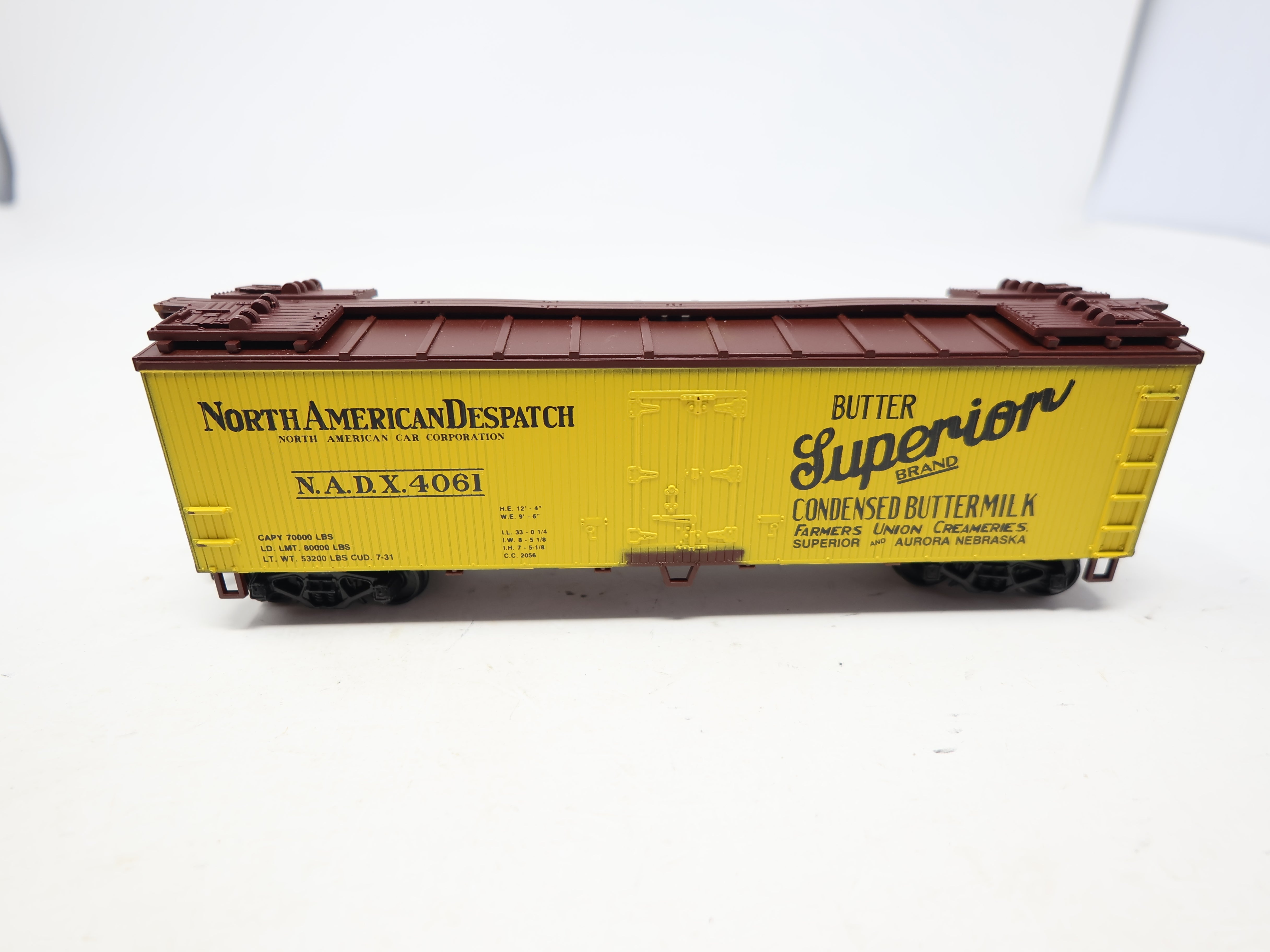 USED Walthers 932-5719 HO Scale, 40' Reefer Wood End Box Car, North American Despatch NADX #4061, Condensed Buttermilk