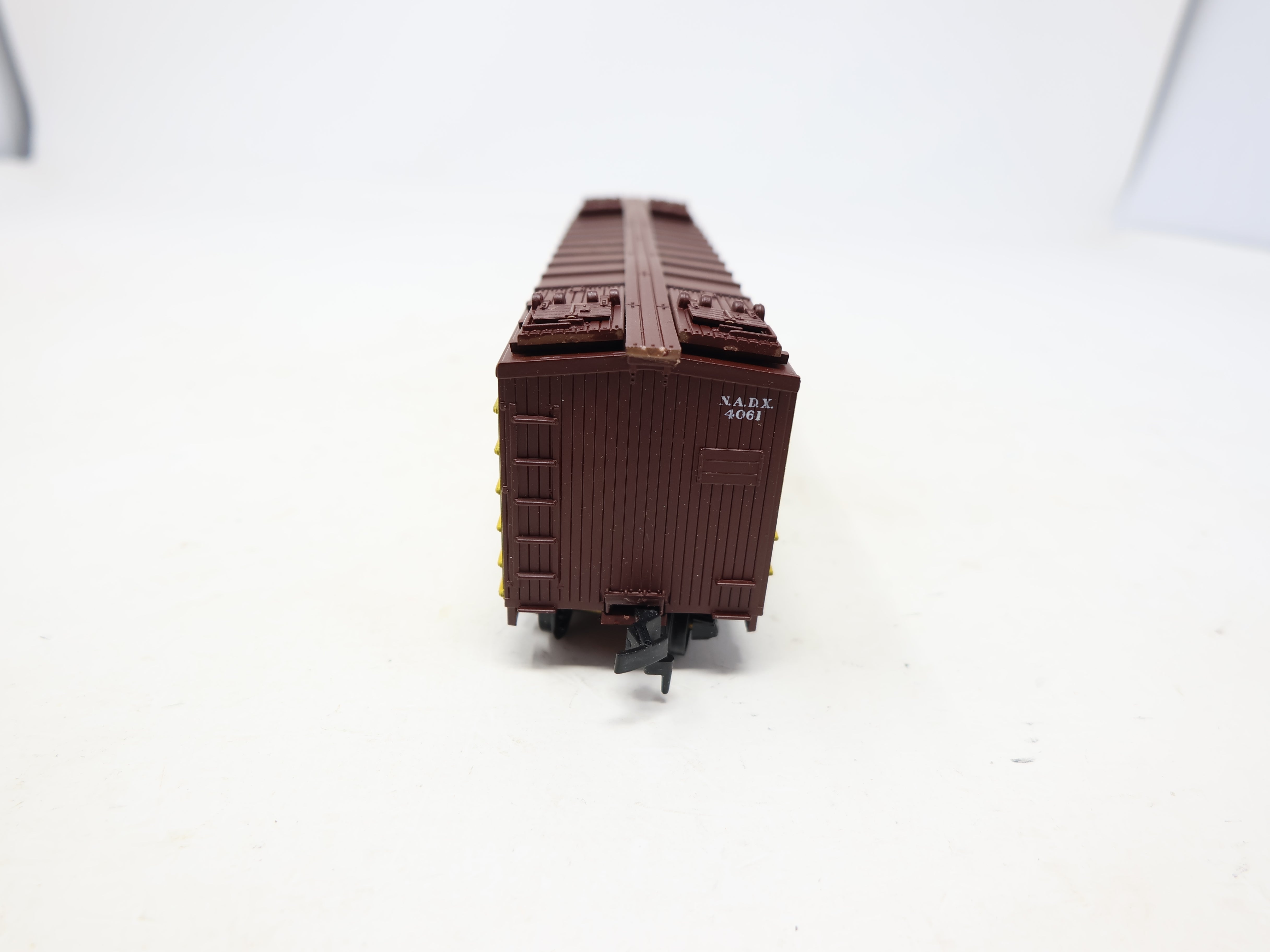 USED Walthers 932-5719 HO Scale, 40' Reefer Wood End Box Car, North American Despatch NADX #4061, Condensed Buttermilk