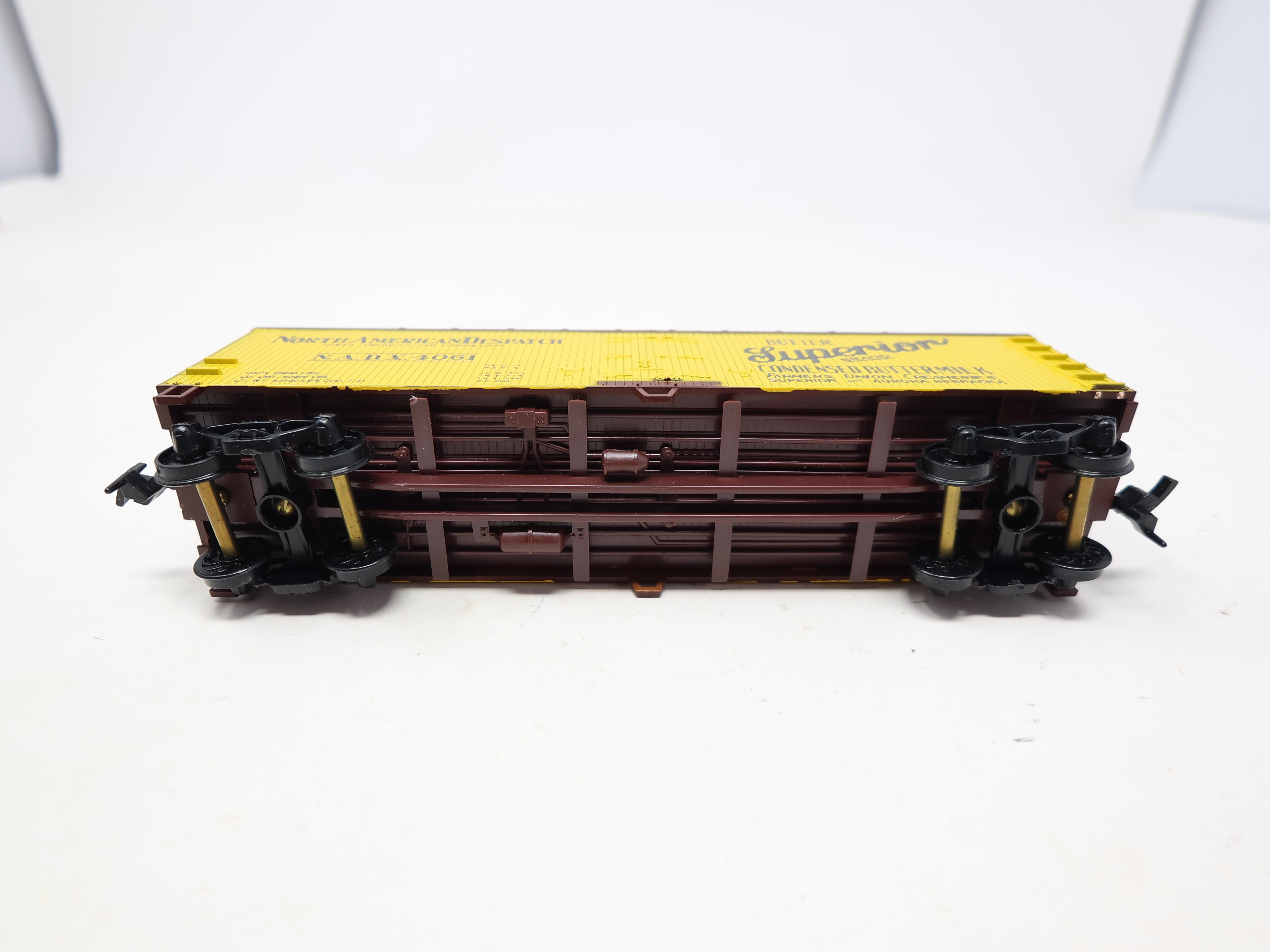 USED Walthers 932-5719 HO Scale, 40' Reefer Wood End Box Car, North American Despatch NADX #4061, Condensed Buttermilk