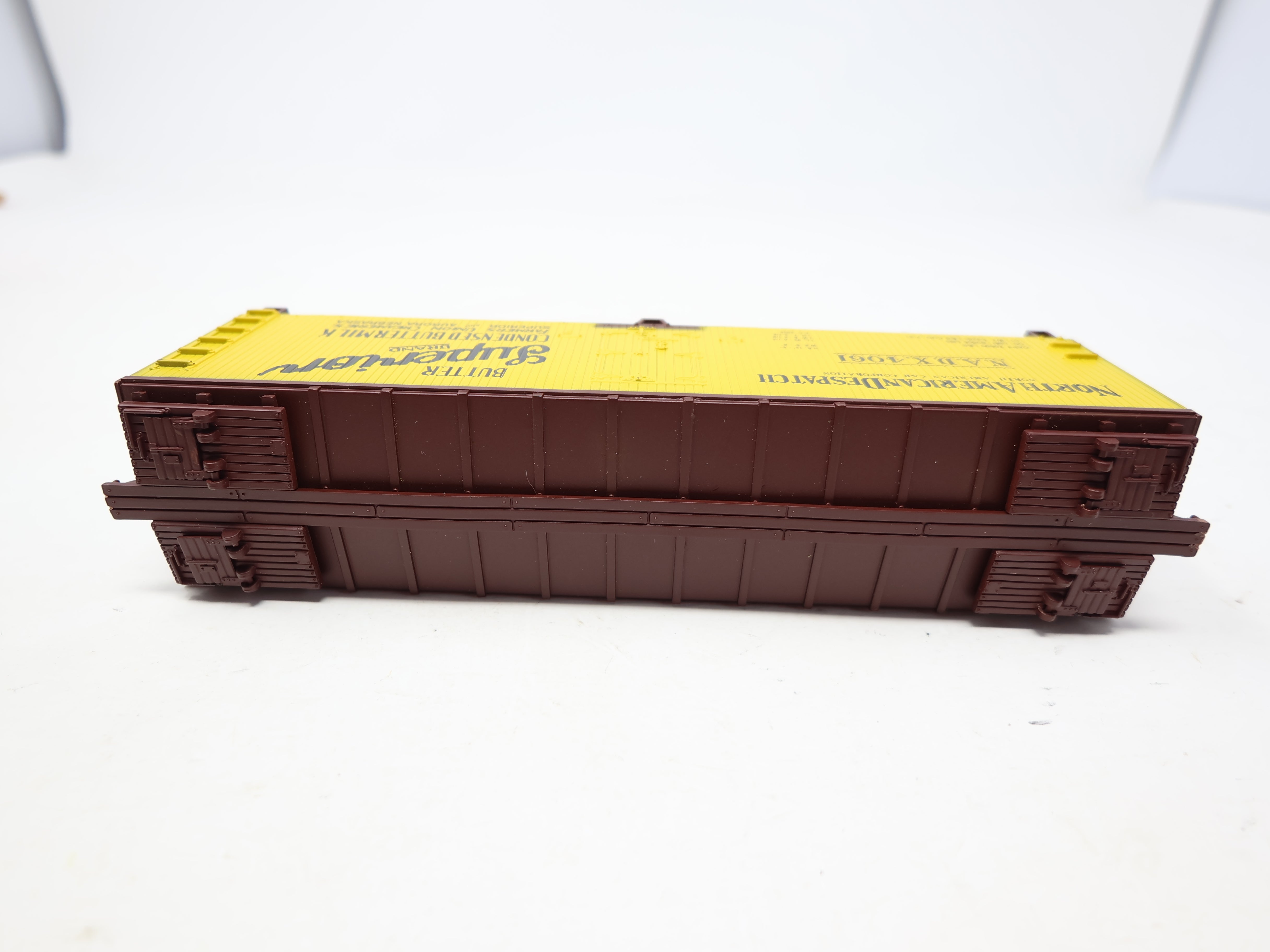 USED Walthers 932-5719 HO Scale, 40' Reefer Wood End Box Car, North American Despatch NADX #4061, Condensed Buttermilk