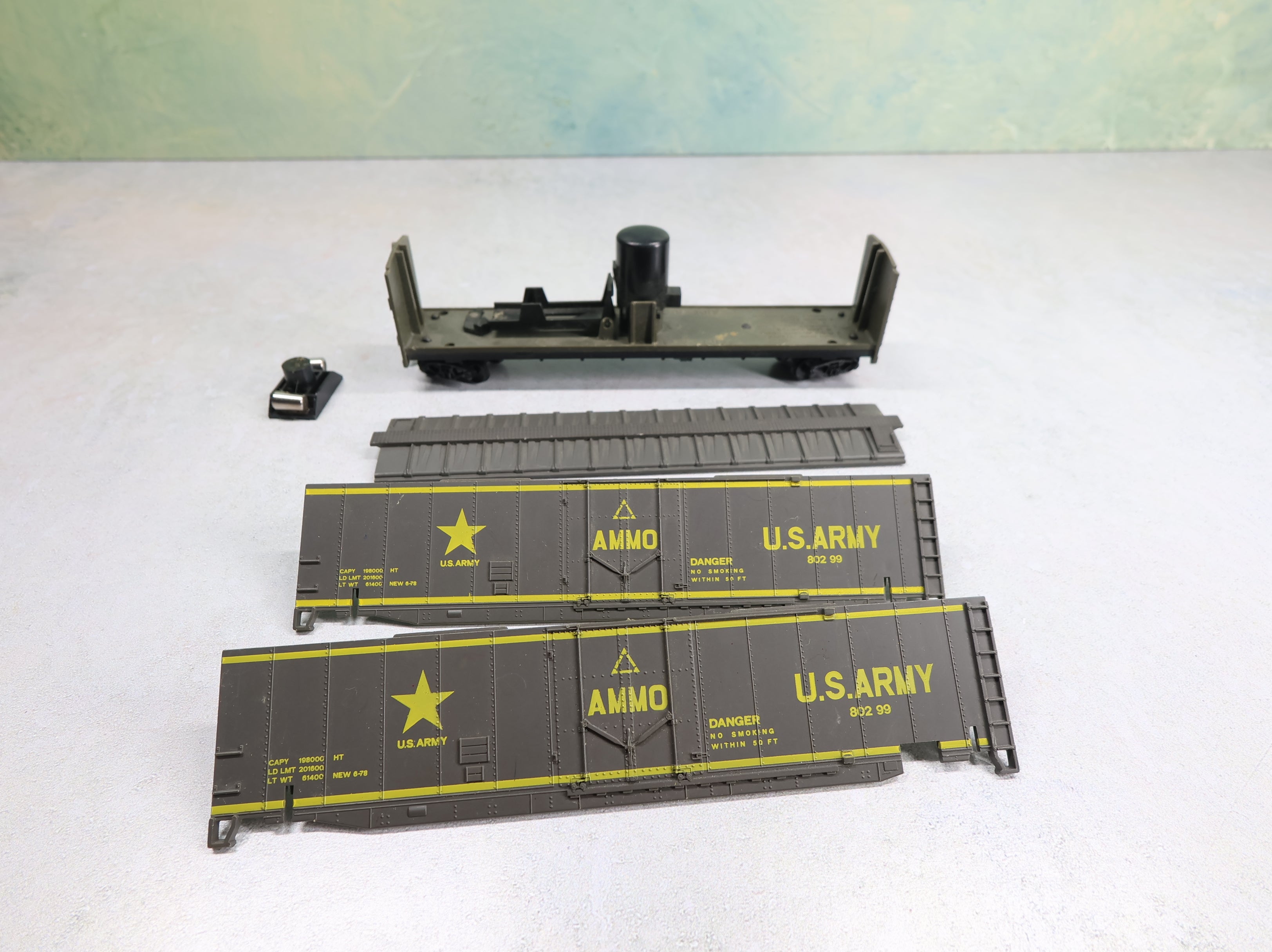 USED AHM HO Scale 50' Exploding Ammo Box Car United States Army #80299