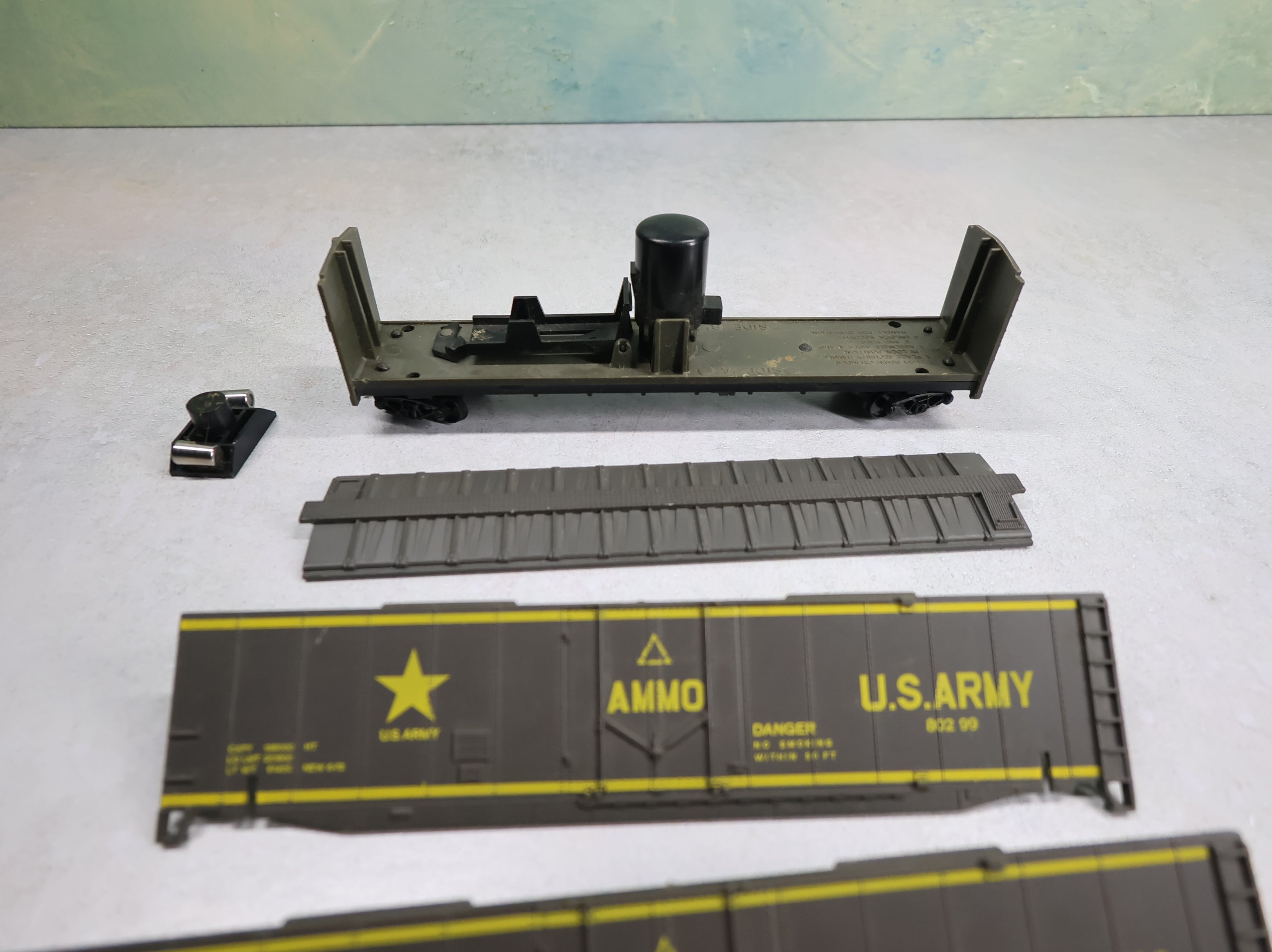 USED AHM HO Scale 50' Exploding Ammo Box Car United States Army #80299