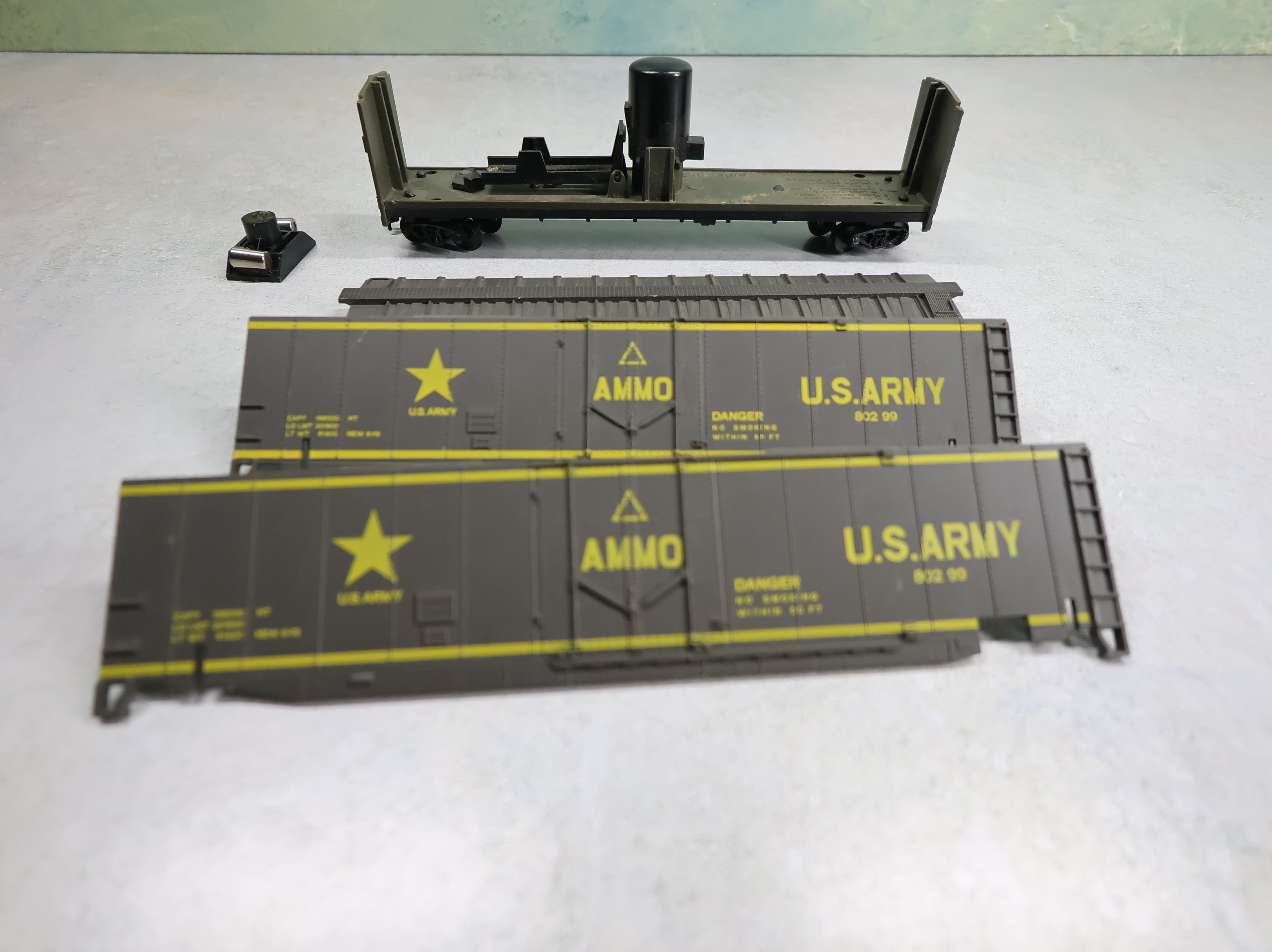 USED AHM HO Scale 50' Exploding Ammo Box Car United States Army #80299