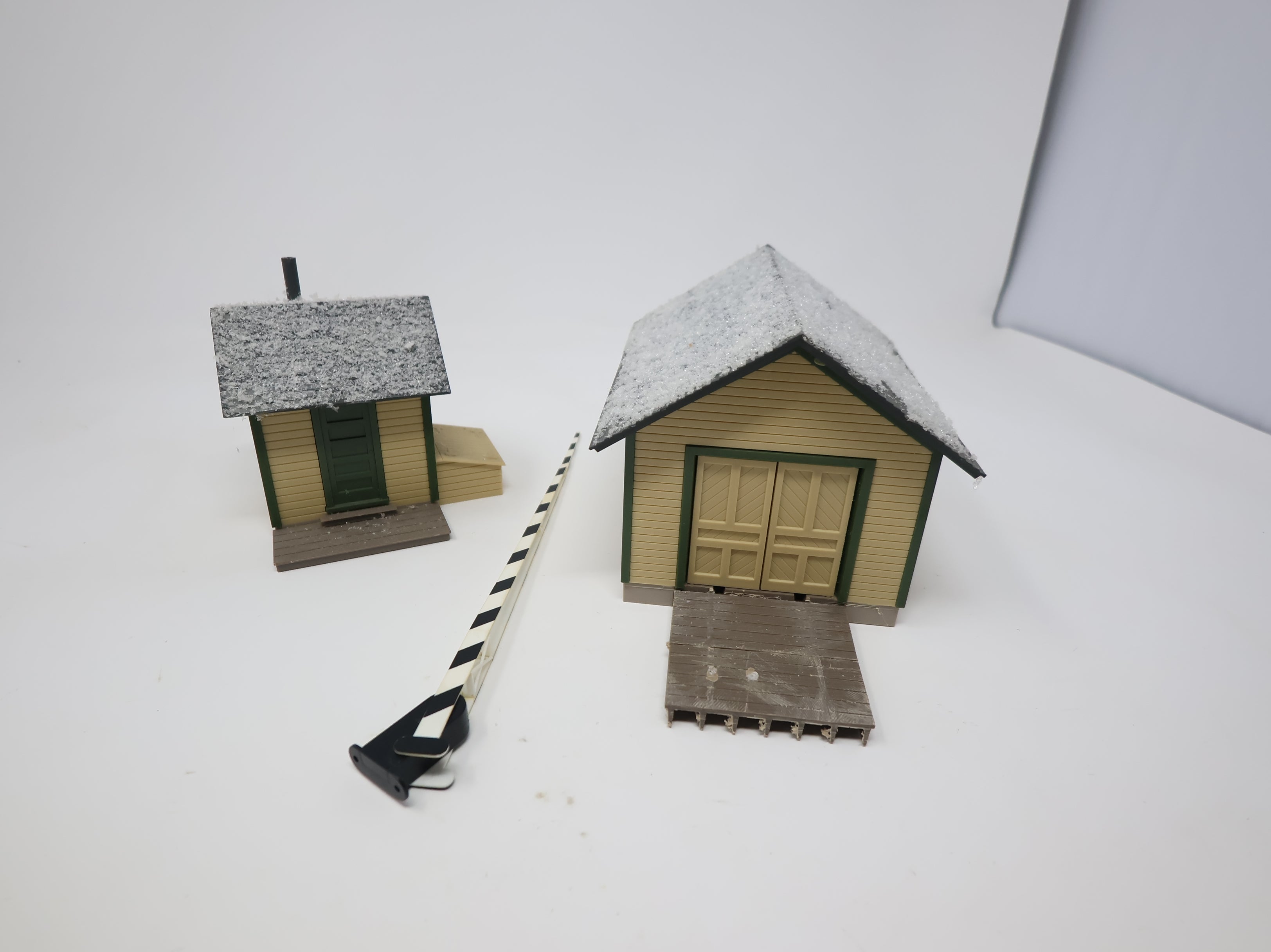 USED Walthers O Speeder Shed & Shanty w/ Custom Snow on Roof