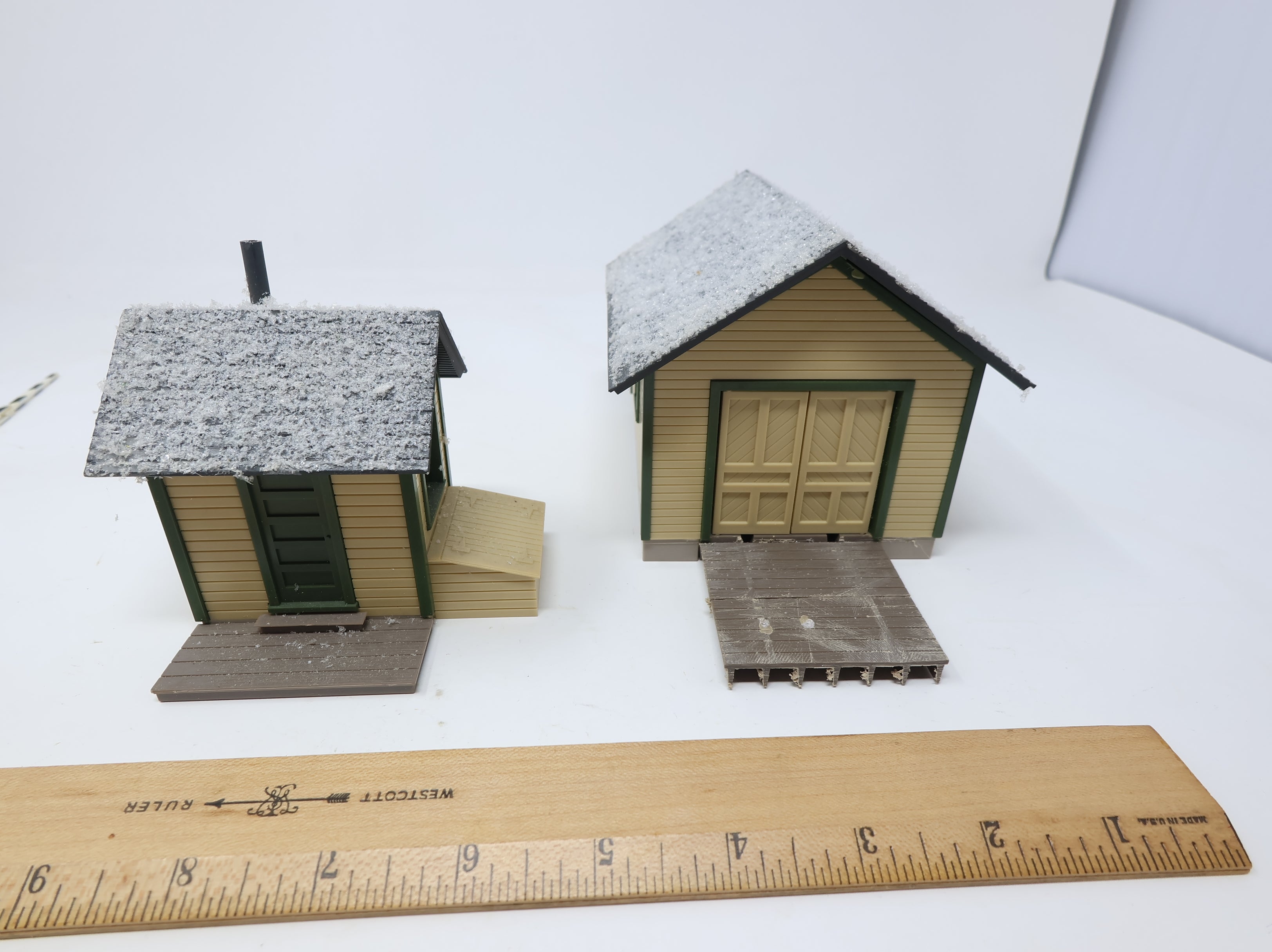 USED Walthers O Speeder Shed & Shanty w/ Custom Snow on Roof