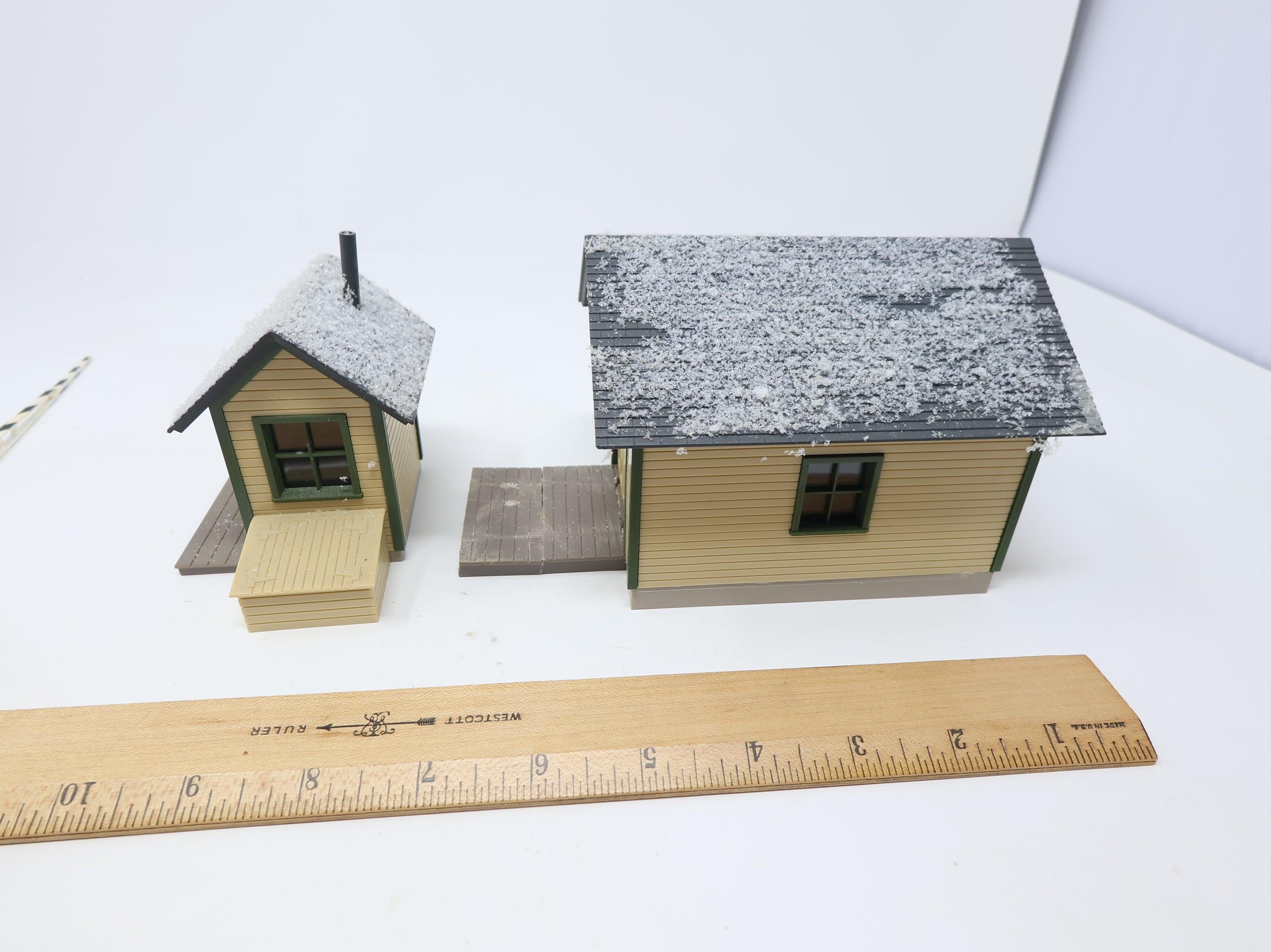 USED Walthers O Speeder Shed & Shanty w/ Custom Snow on Roof