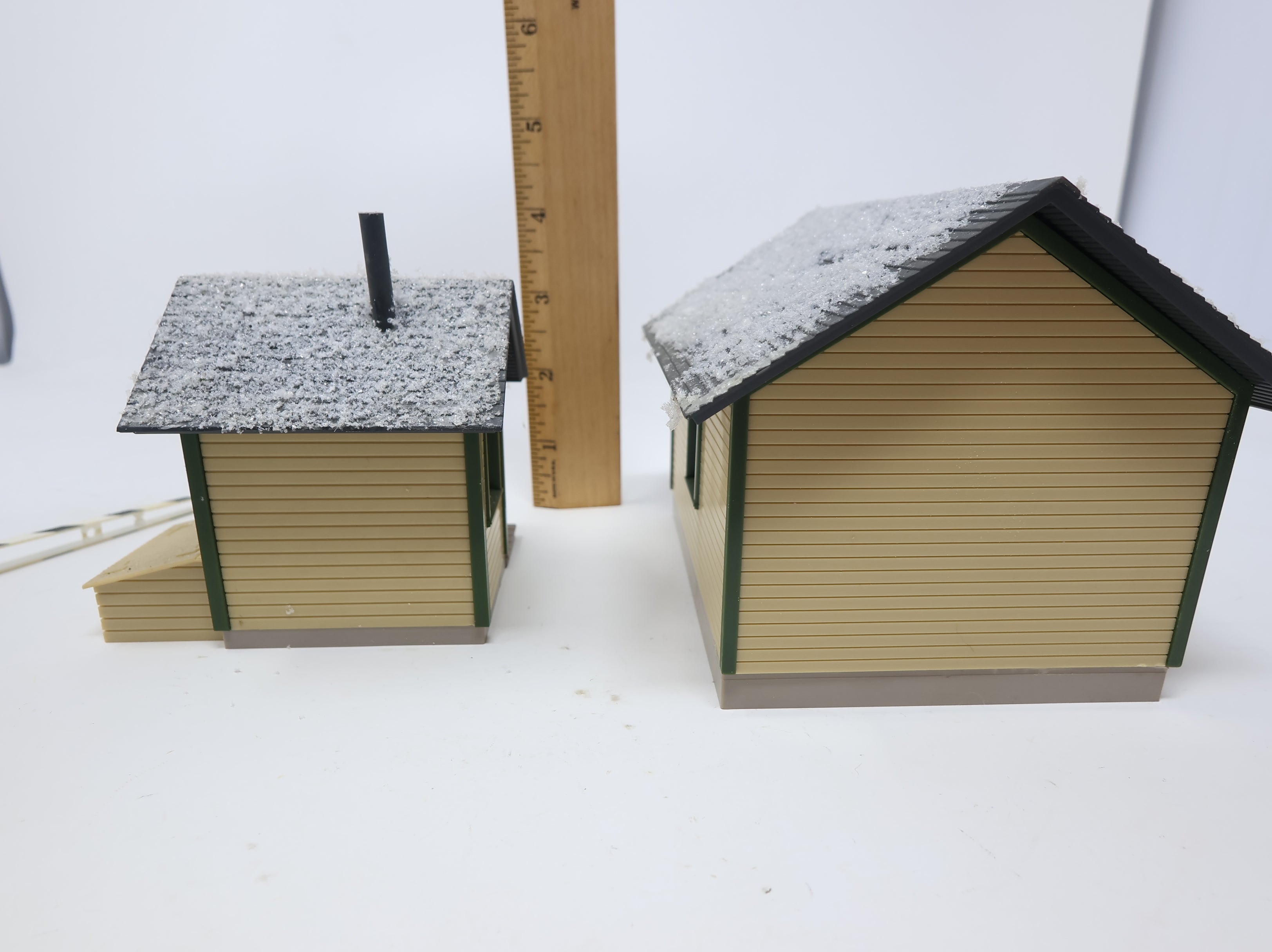 USED Walthers O Speeder Shed & Shanty w/ Custom Snow on Roof