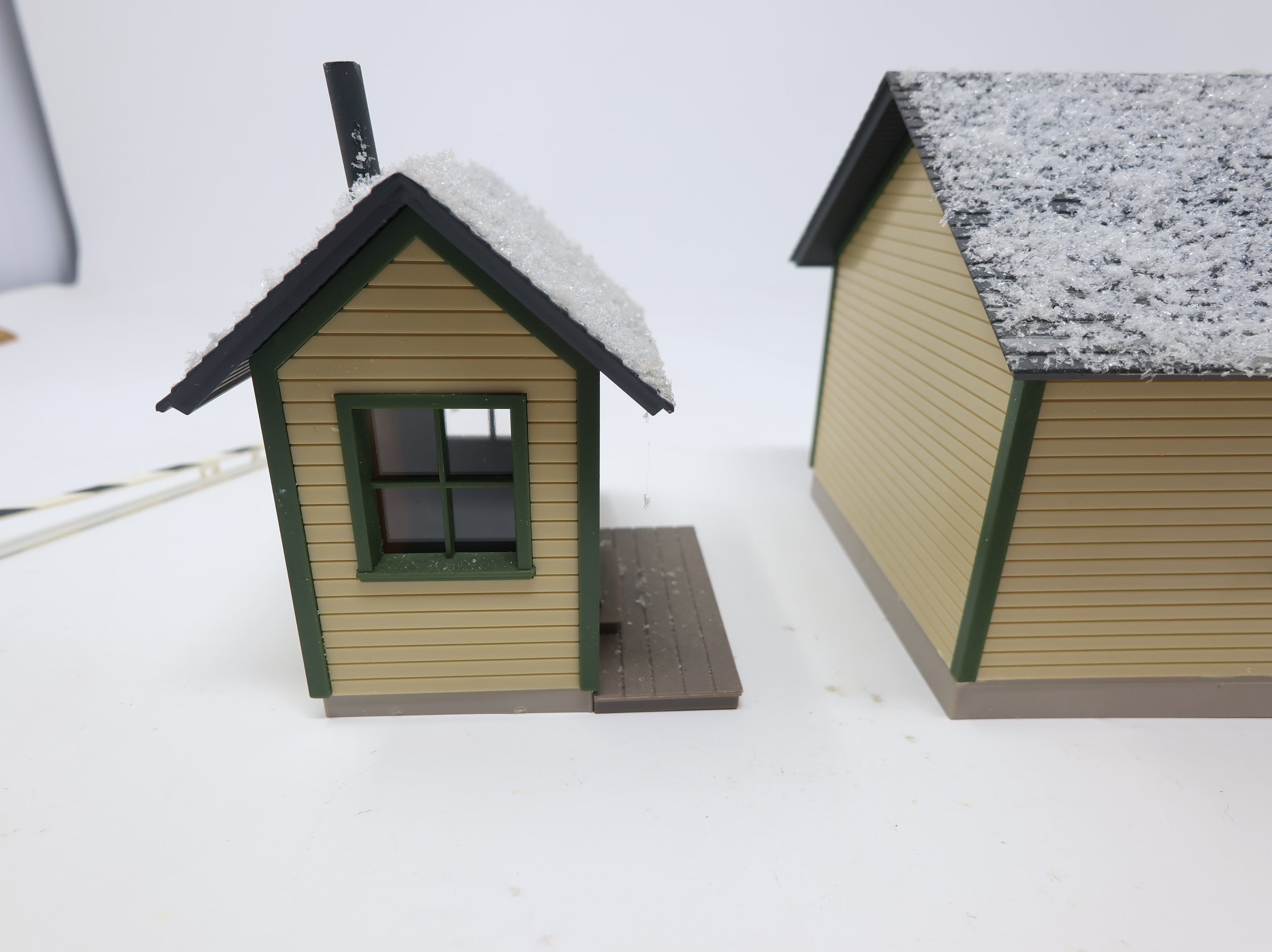 USED Walthers O Speeder Shed & Shanty w/ Custom Snow on Roof