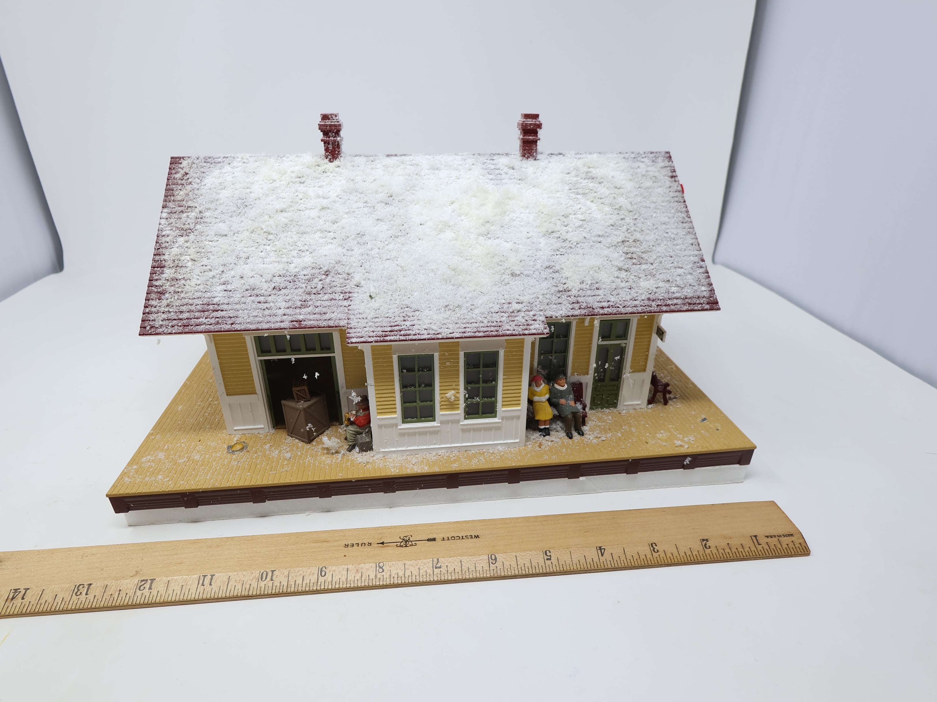 USED MTH O Country Passenger Depot Maroon/Cream w/ Custom Snow