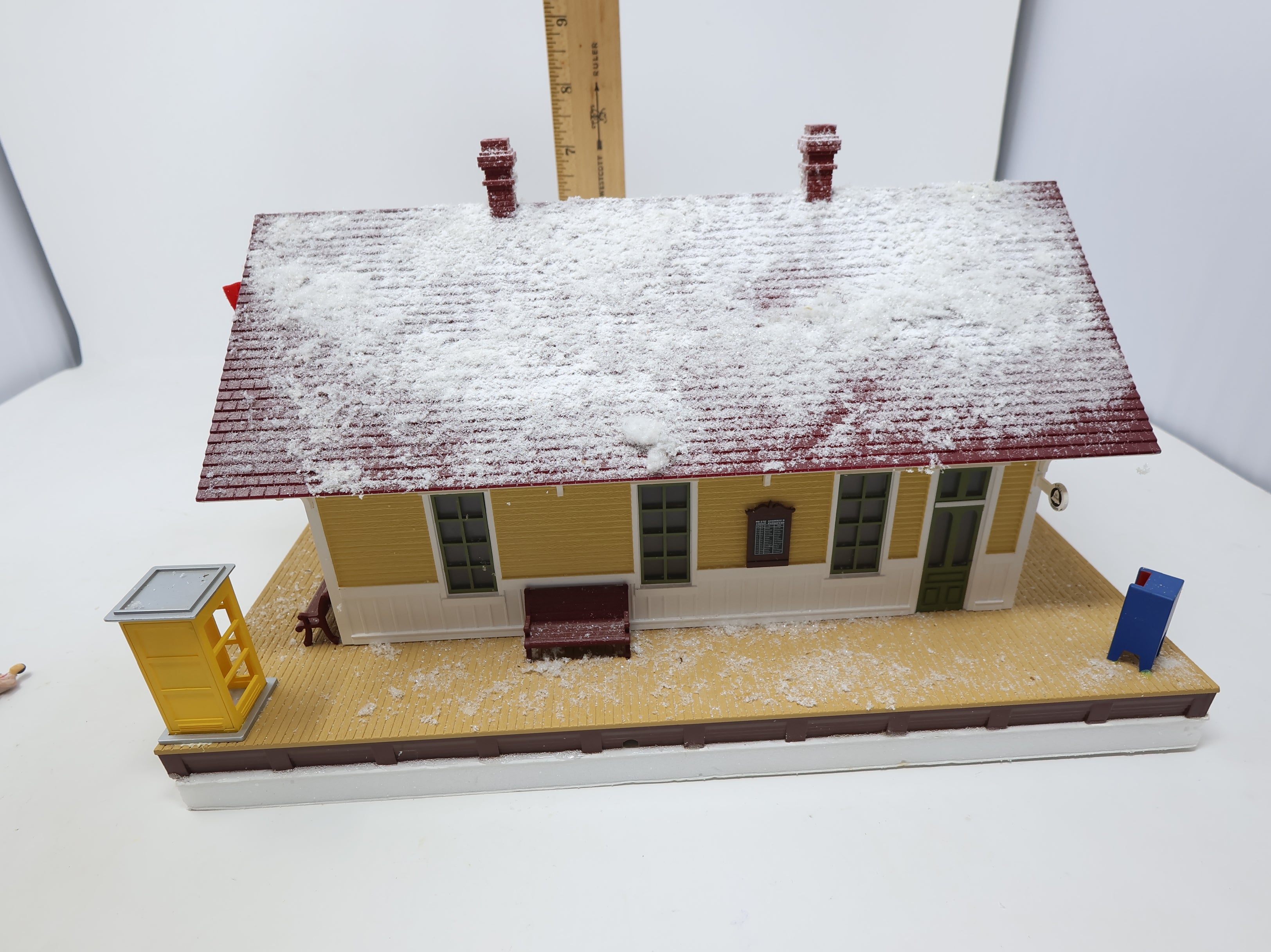 USED MTH O Country Passenger Depot Maroon/Cream w/ Custom Snow