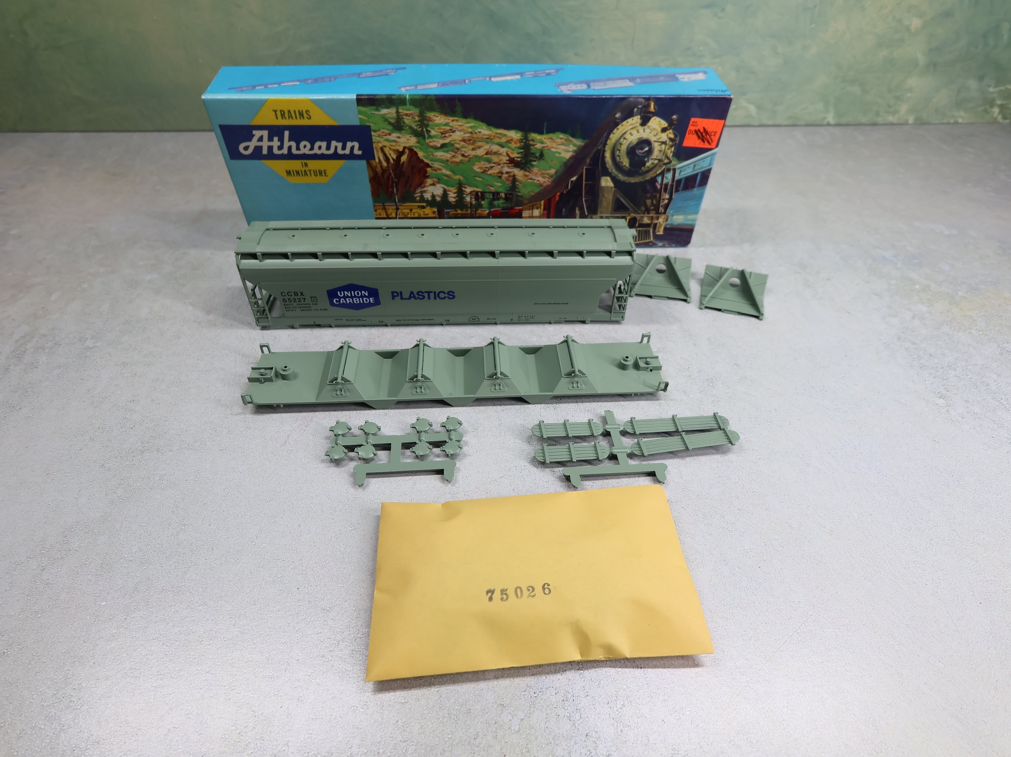 USED Athearn 1921 HO Scale 55' Center Flow Covered Hopper Union Carbide Plastics CCBX #55227 KIT