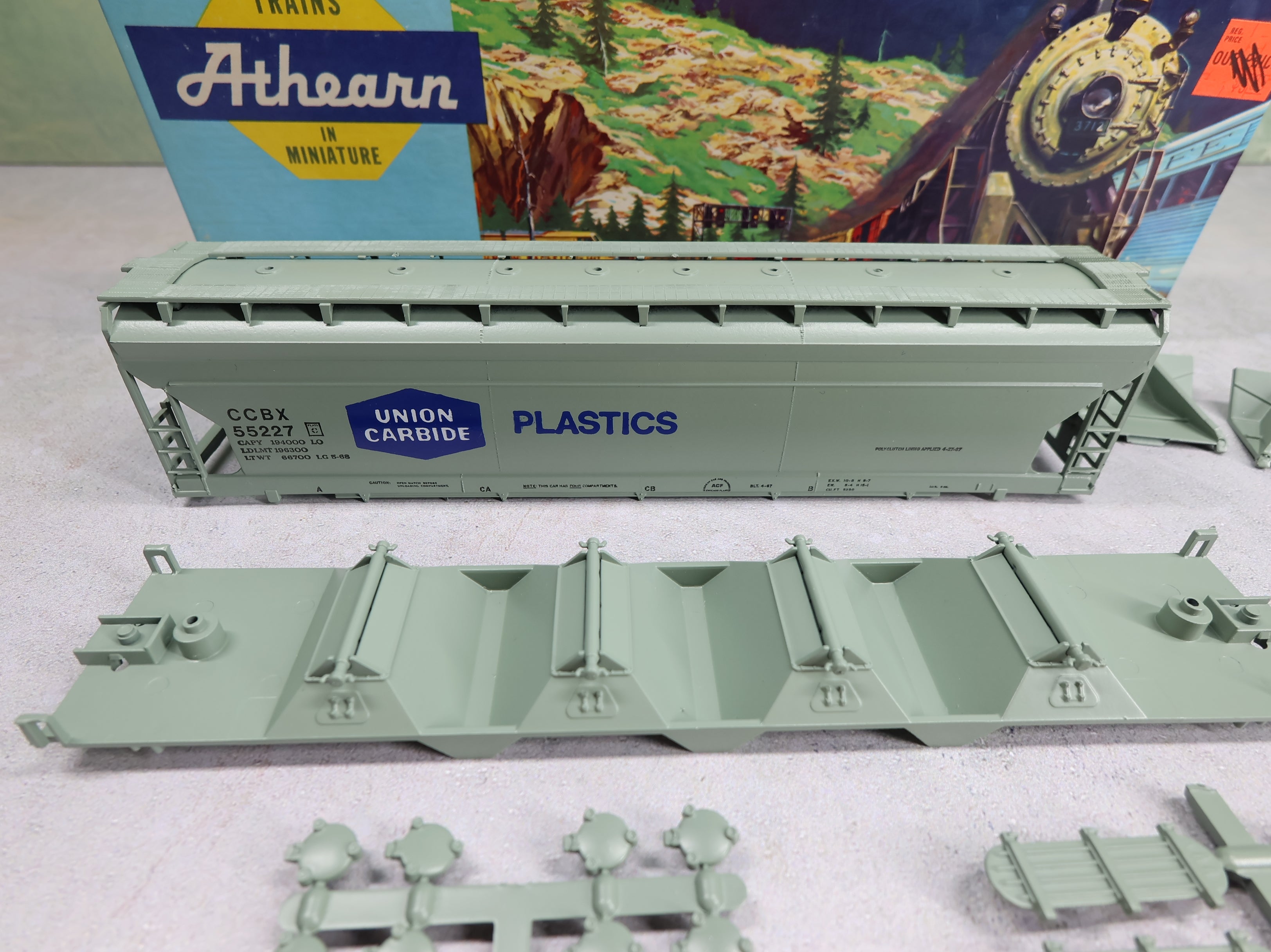 USED Athearn 1921 HO Scale 55' Center Flow Covered Hopper Union Carbide Plastics CCBX #55227 KIT