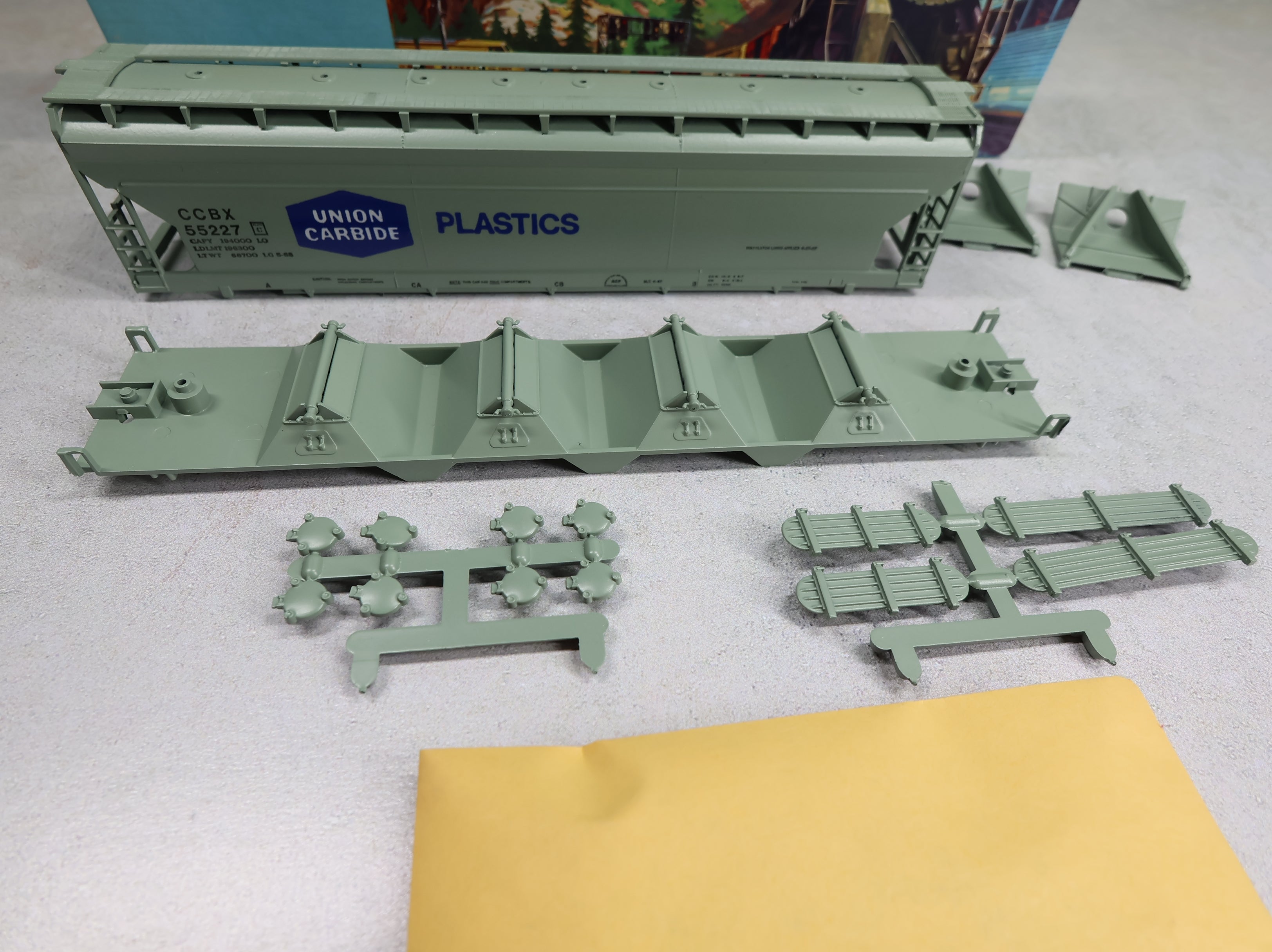 USED Athearn 1921 HO Scale 55' Center Flow Covered Hopper Union Carbide Plastics CCBX #55227 KIT