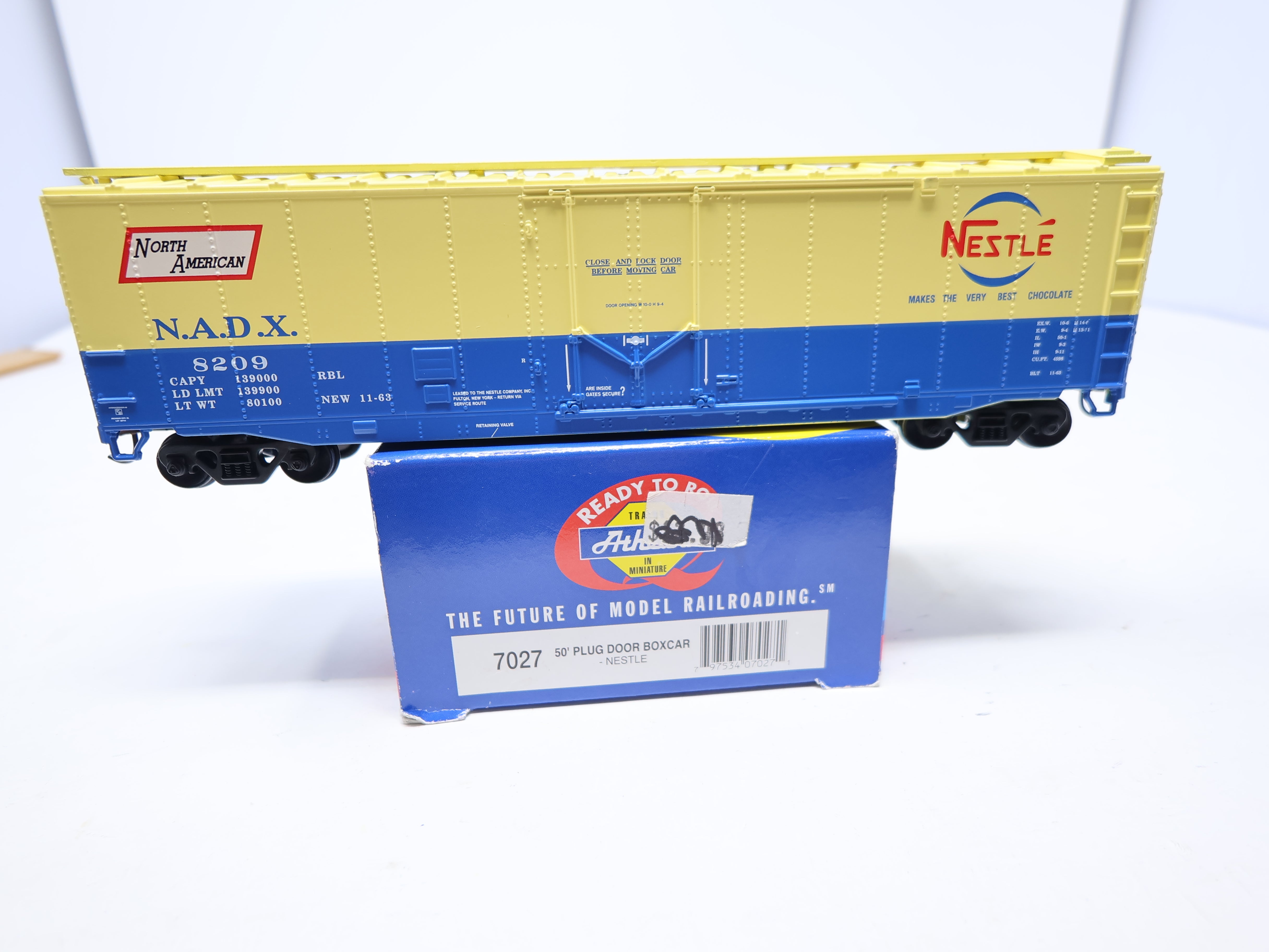 Athearn 7027 HO Scale, 50' Plug Door Box Car, Nestle NADX #8209