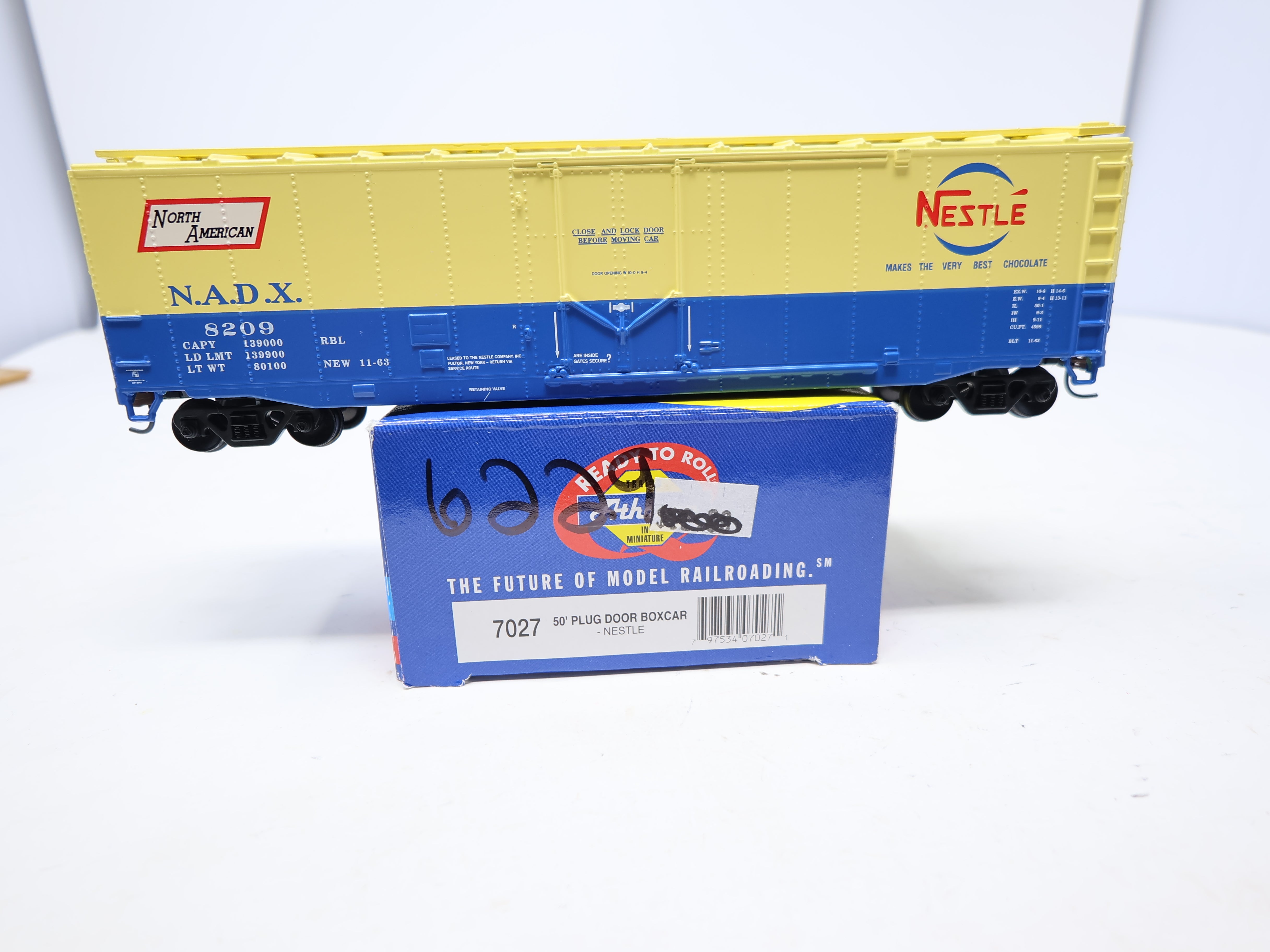 USED Athearn 7027 HO Scale, 50' Plug Door Box Car, Nestle NADX #8209