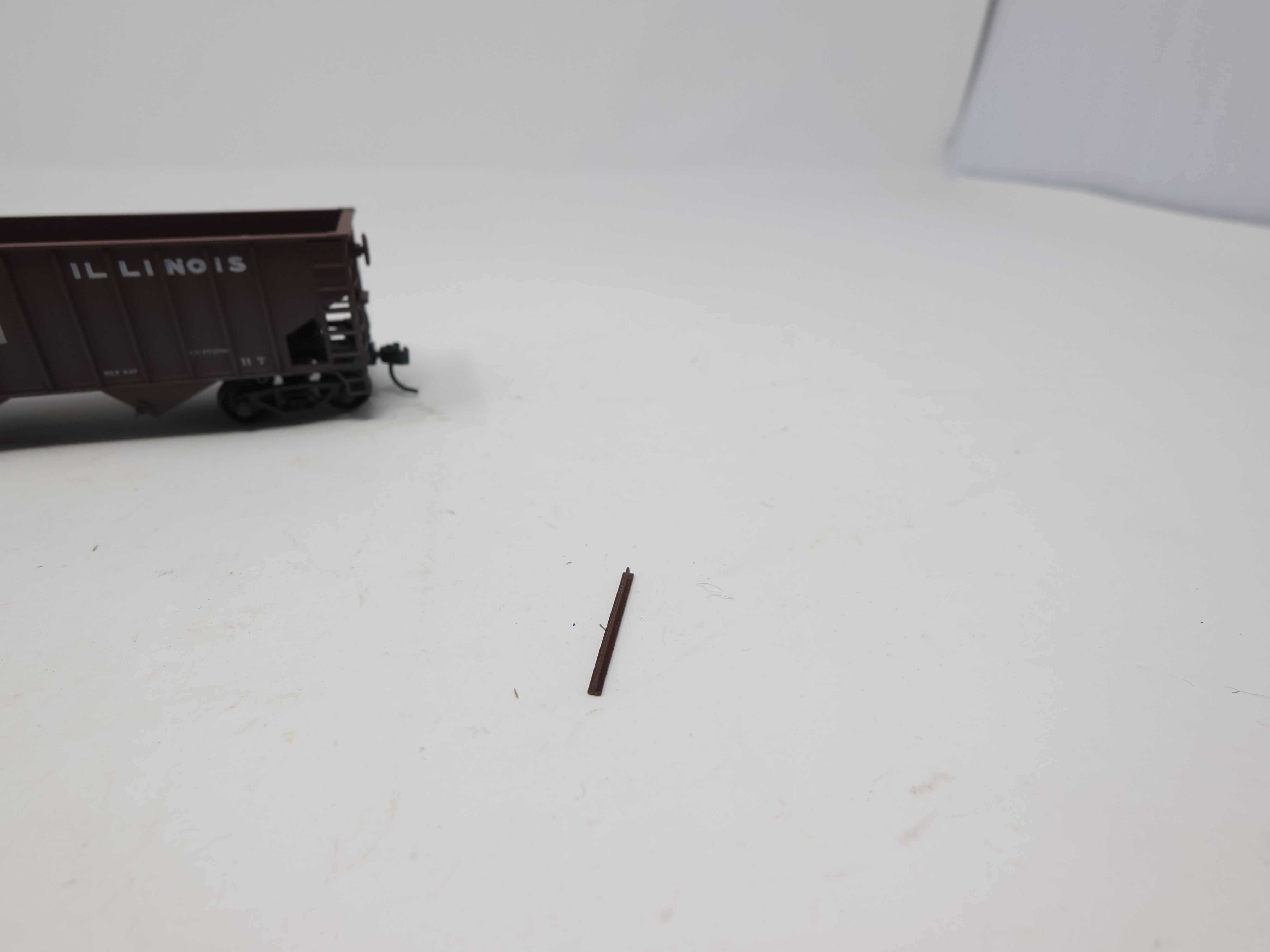 USED Stewart Hobbies HO Scale, 70 Ton 14 Panel Tripple Hopper, Chicago and Eastern Illinois C&EI #99095, Lightly Weathered