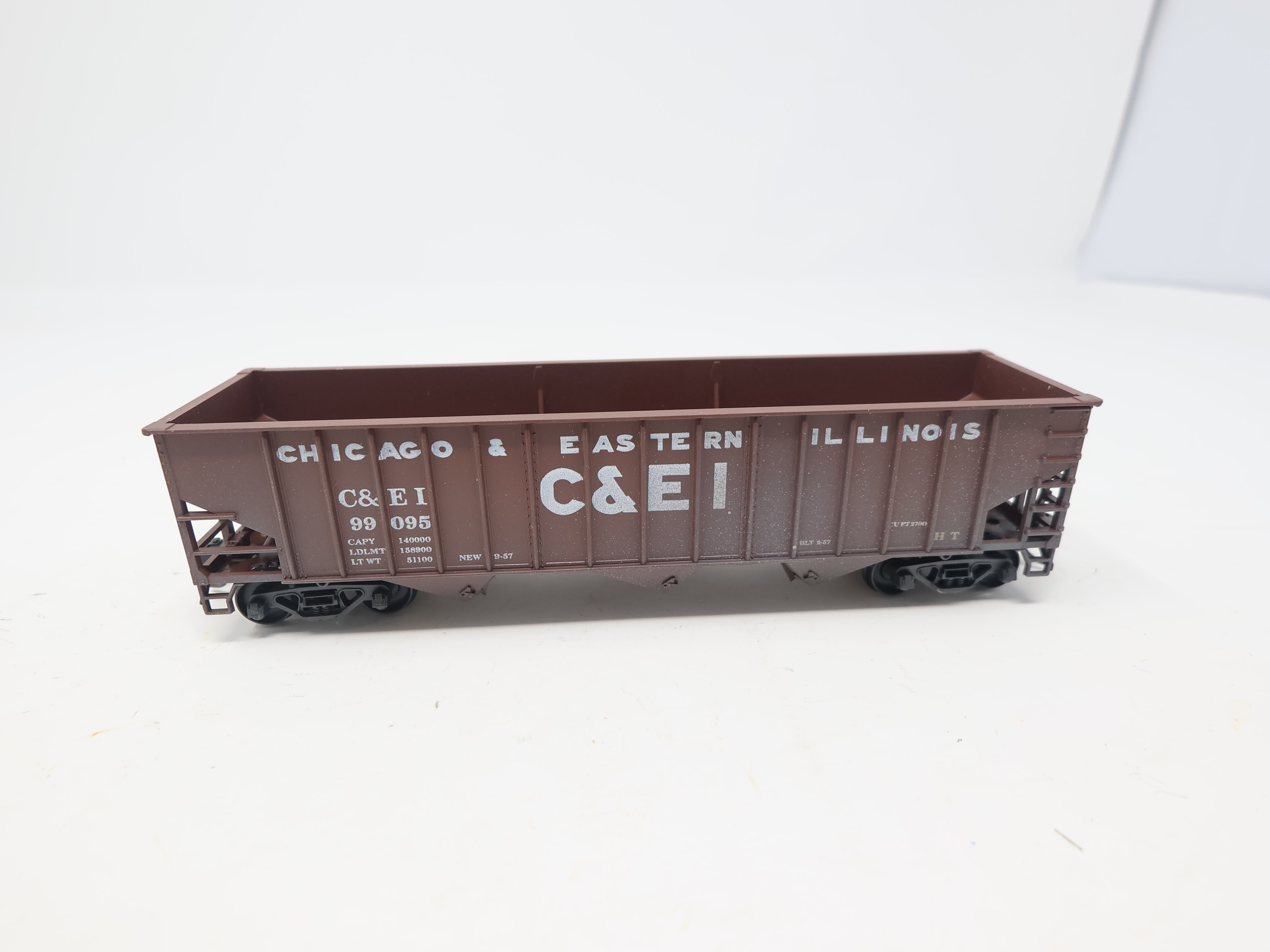 USED Stewart Hobbies HO Scale, 70 Ton 14 Panel Tripple Hopper, Chicago and Eastern Illinois C&EI #99095, Lightly Weathered