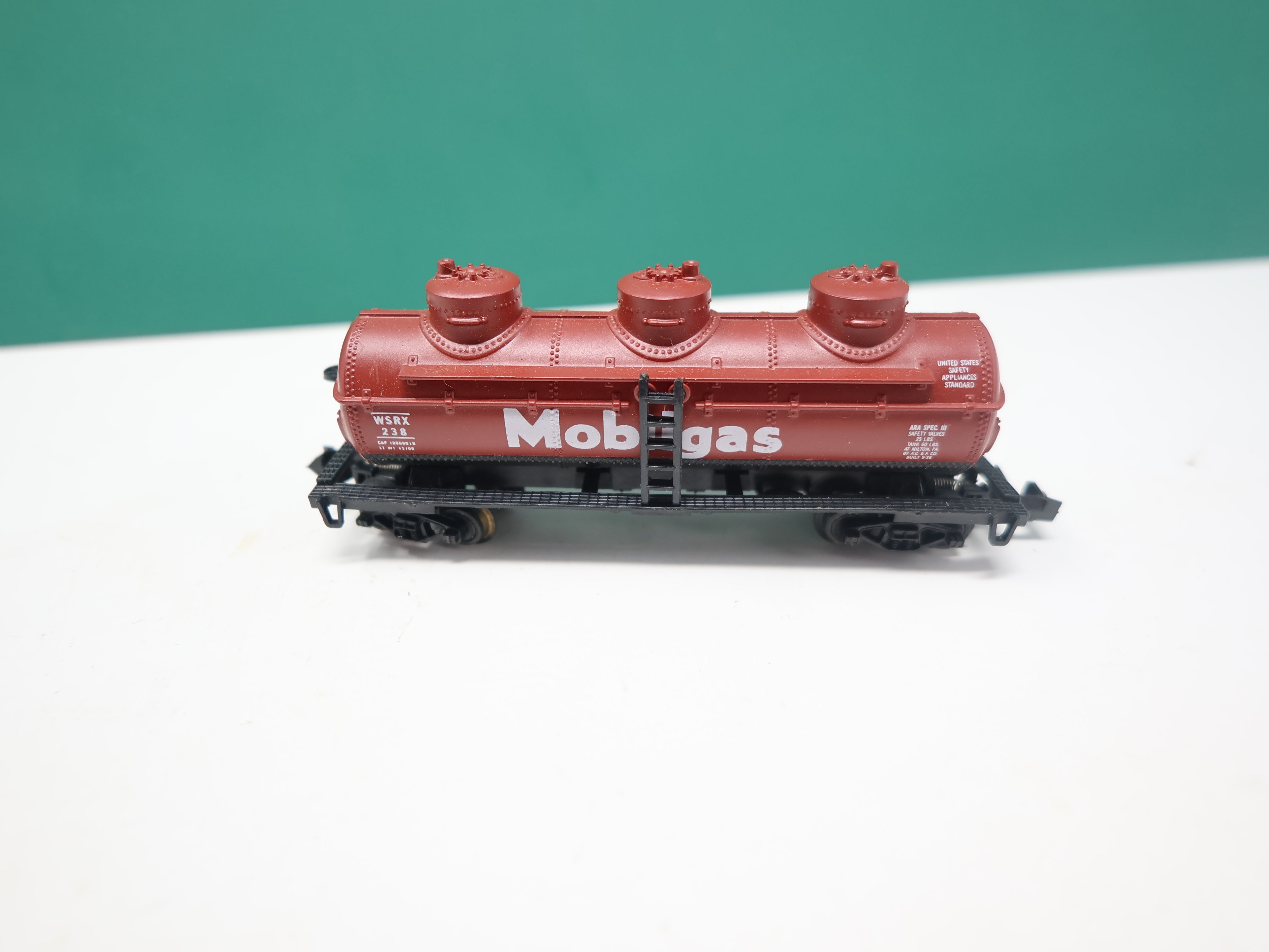 USED Life-Like 7766 N Scale, Triple Dome Tank Car, Mobil WSRX #238