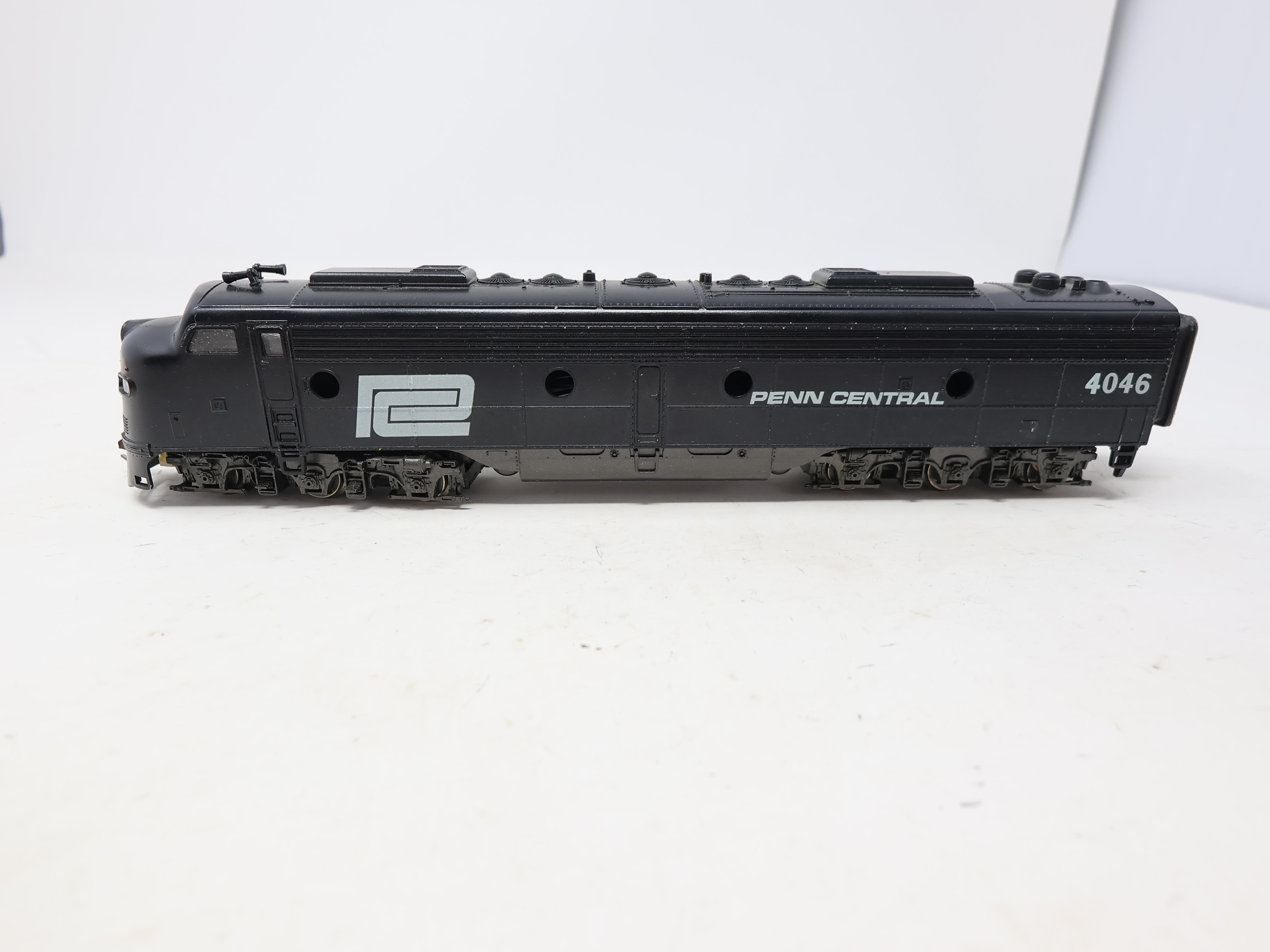 USED Rivarossi HO Scale, E8 Diesel Locomotive, Penn Central PC #4046 (DC)