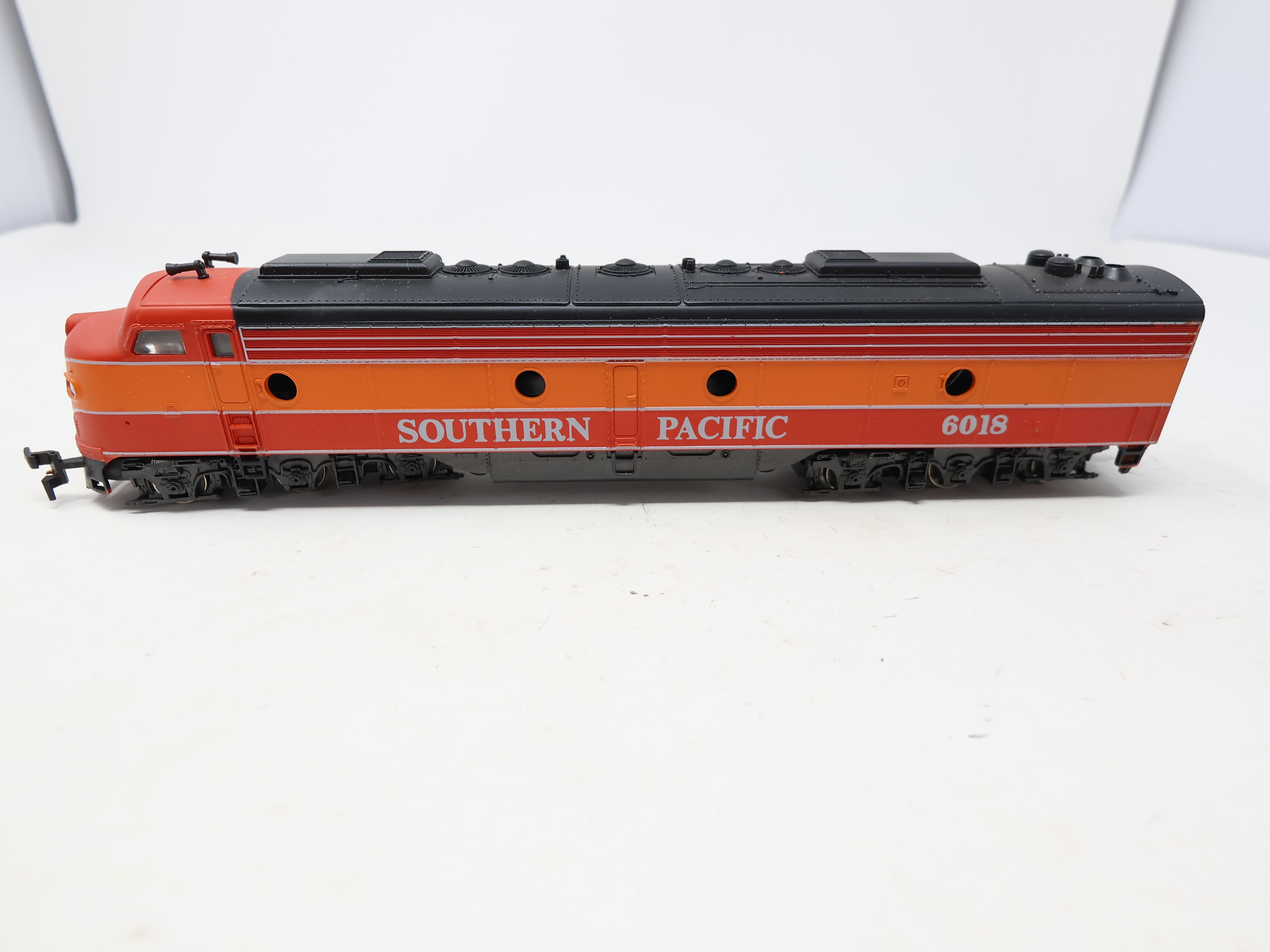 USED Rivarossi HO Scale, AHM GM E8 Diesel Locomotive, Southern Pacific #6018 (DC)