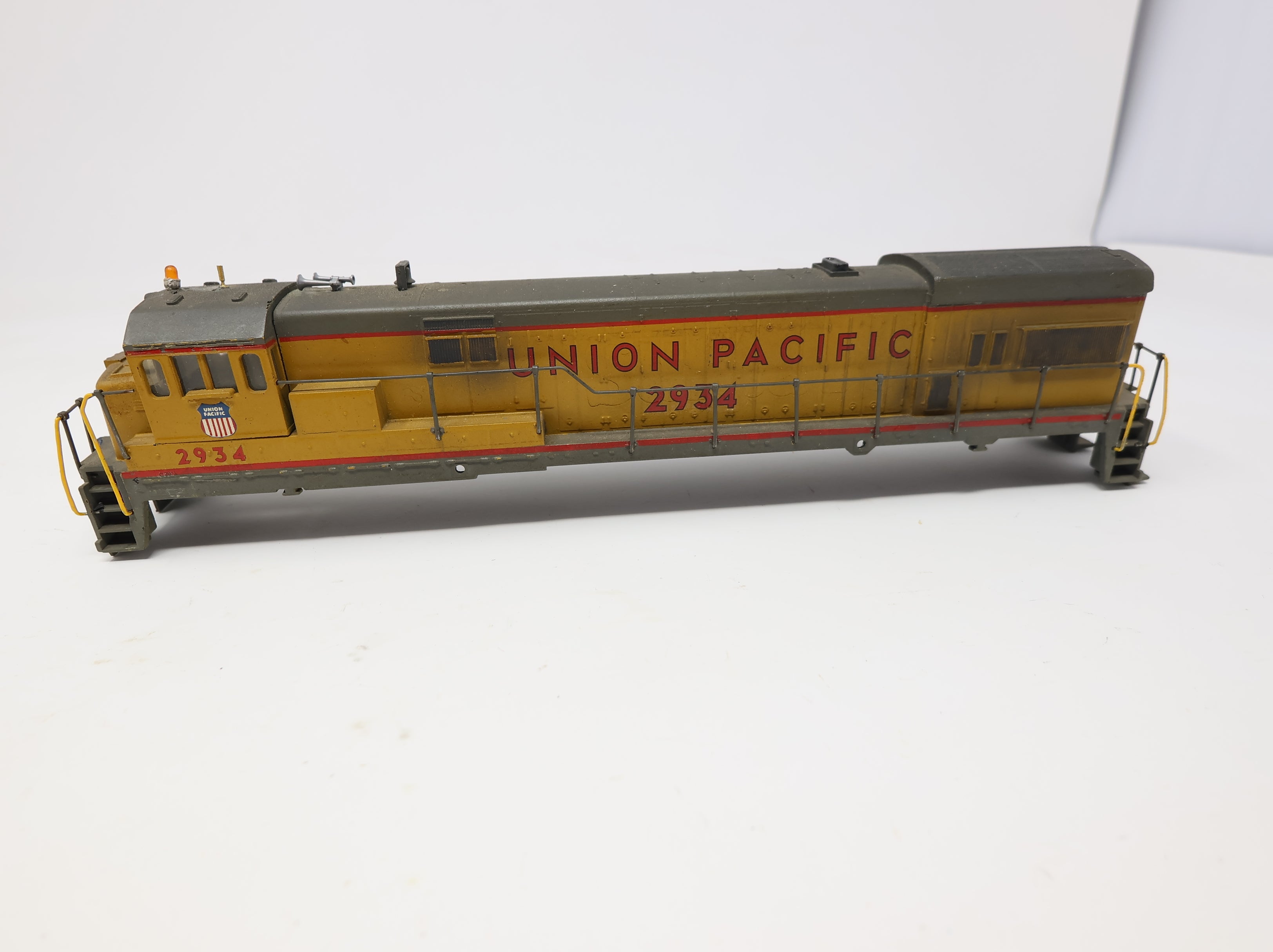 USED Athearn HO Scale U30C Diesel Locomotive Shell Only Union Pacific UP #2934 Weathered