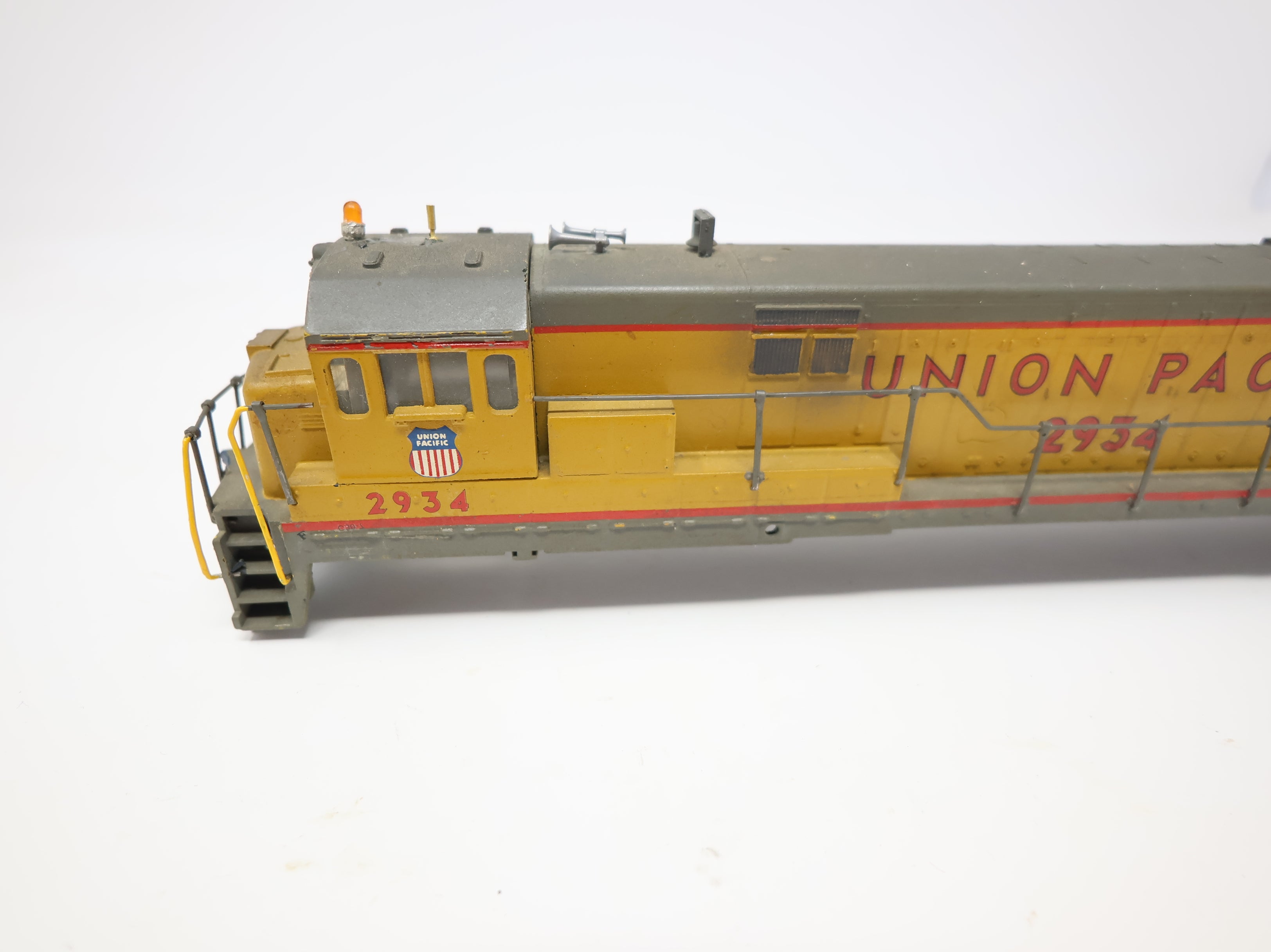 USED Athearn HO Scale U30C Diesel Locomotive Shell Only Union Pacific UP #2934 Weathered