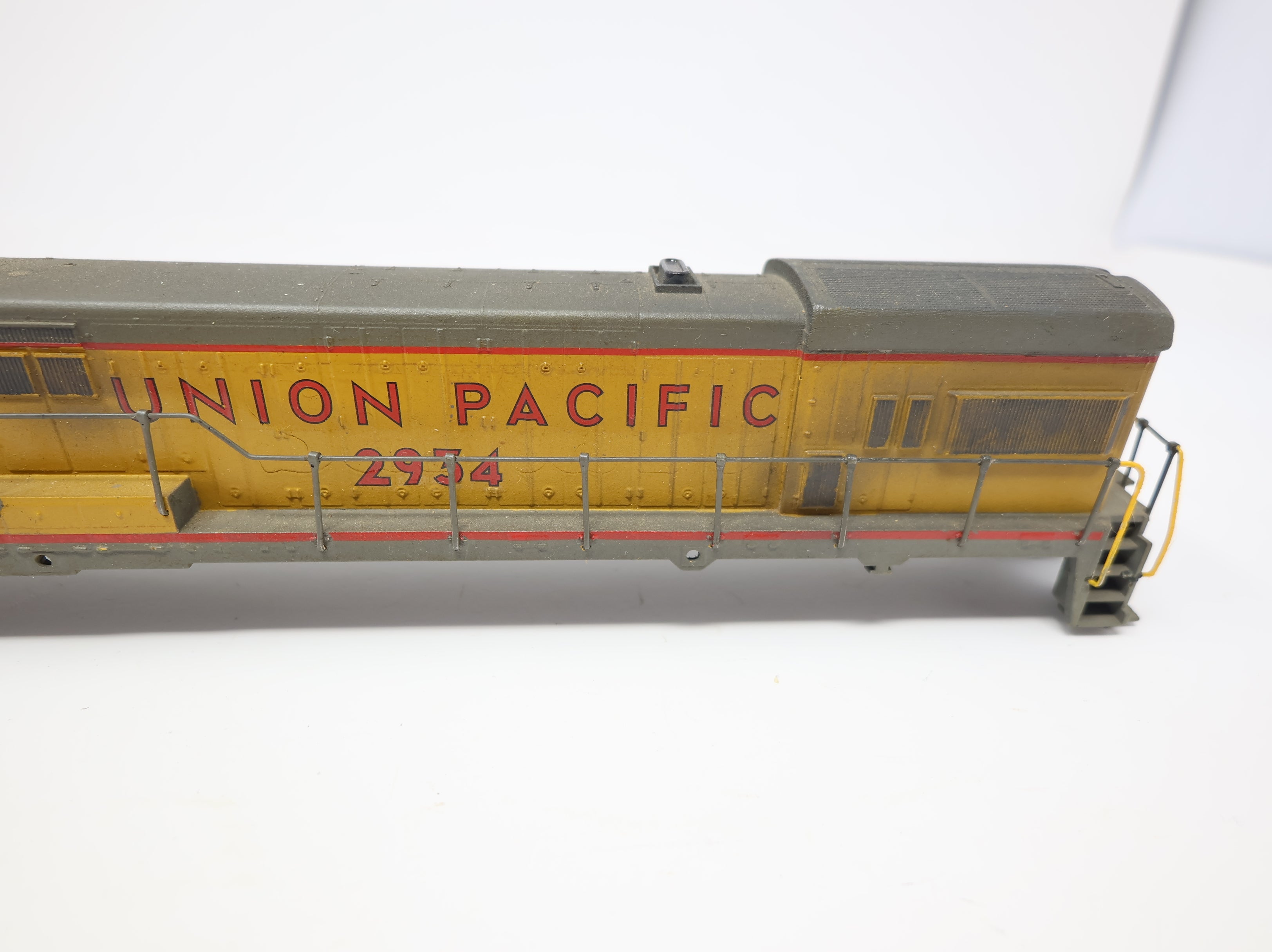 USED Athearn HO Scale U30C Diesel Locomotive Shell Only Union Pacific UP #2934 Weathered