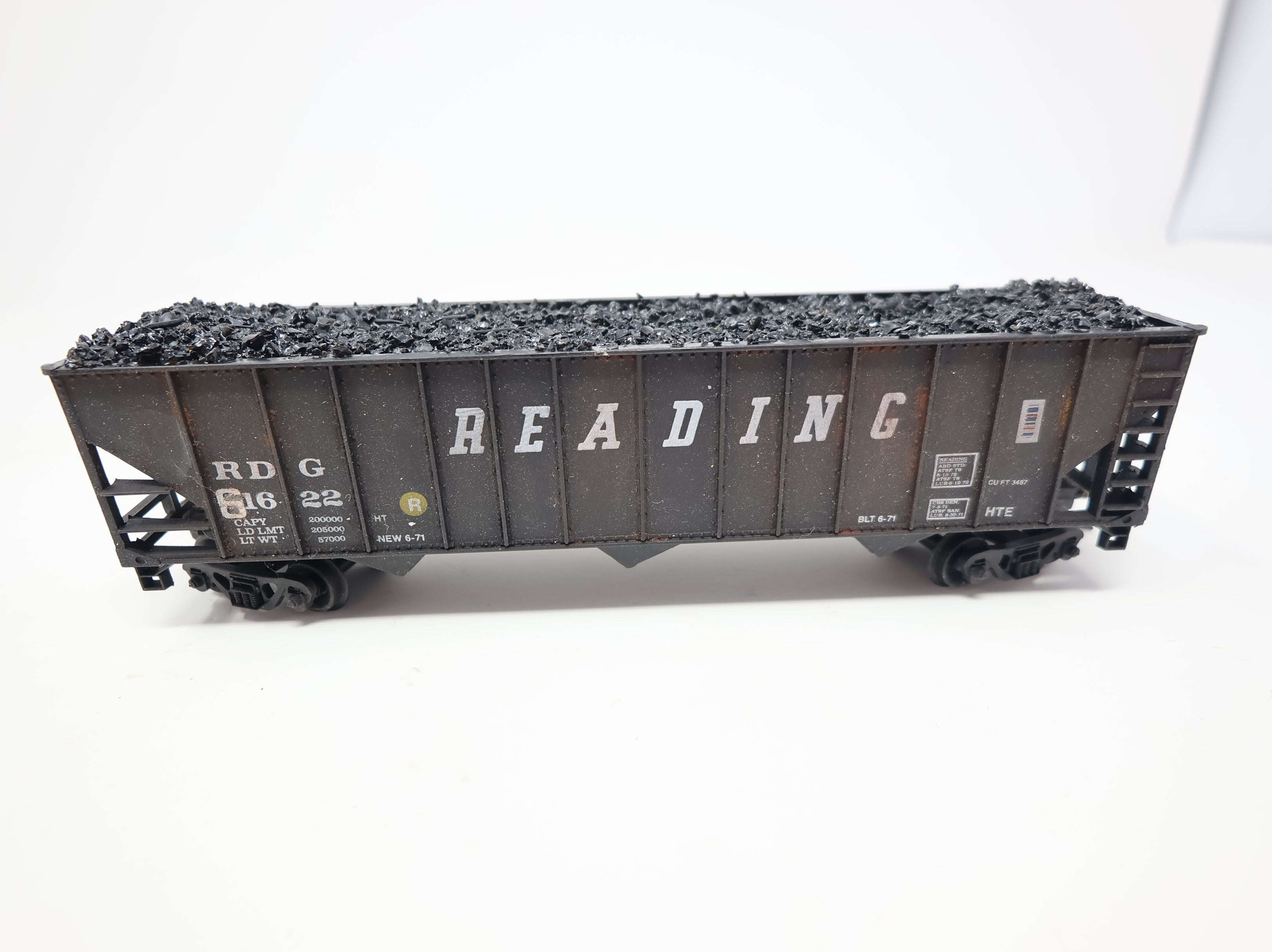 USED HO Scale 3 Bay Open Hopper w/ Coal Load Reading RDG #61622 Weathered