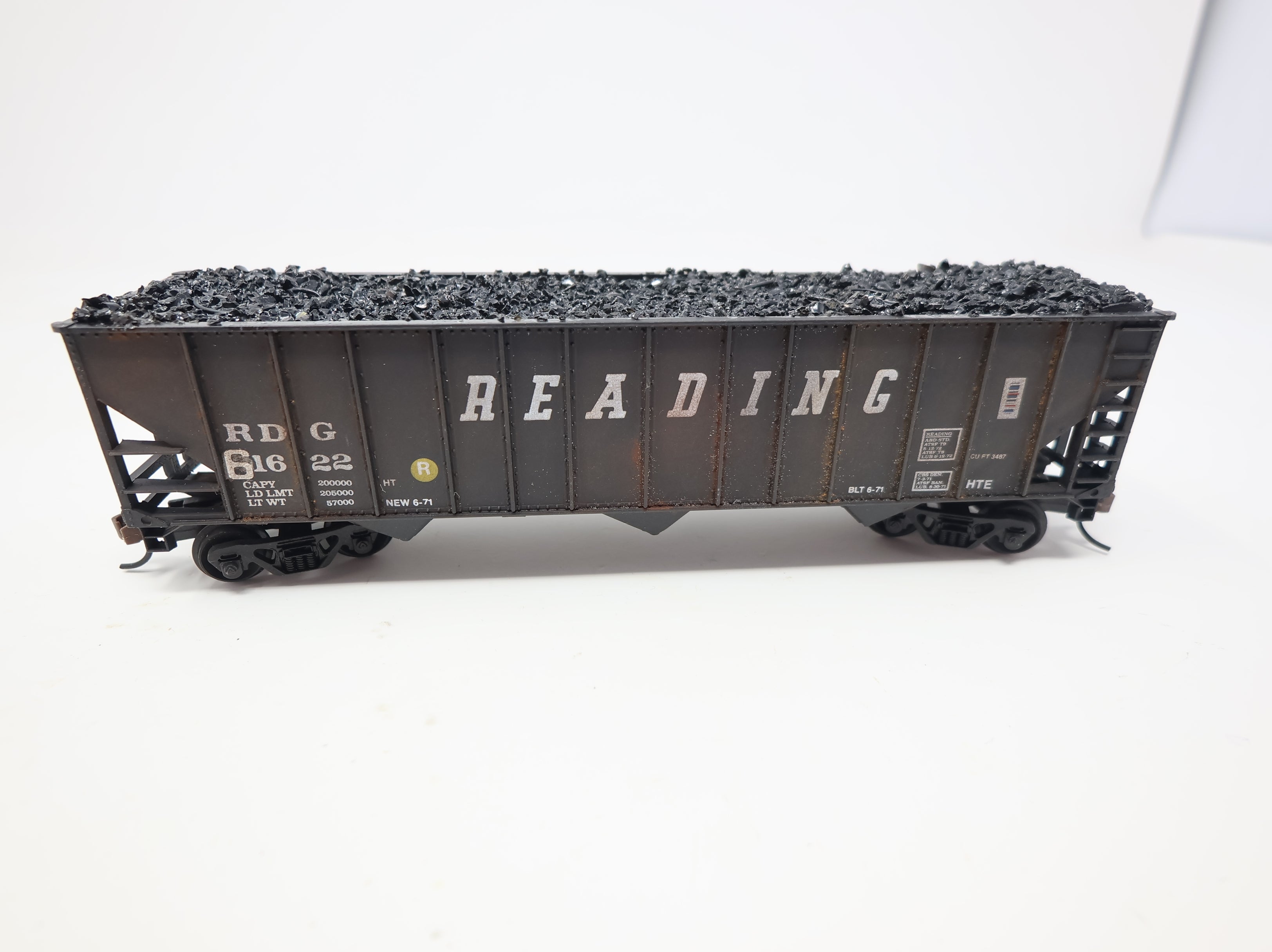 USED HO Scale 3 Bay Open Hopper w/ Coal Load Reading RDG #61622 Weathered