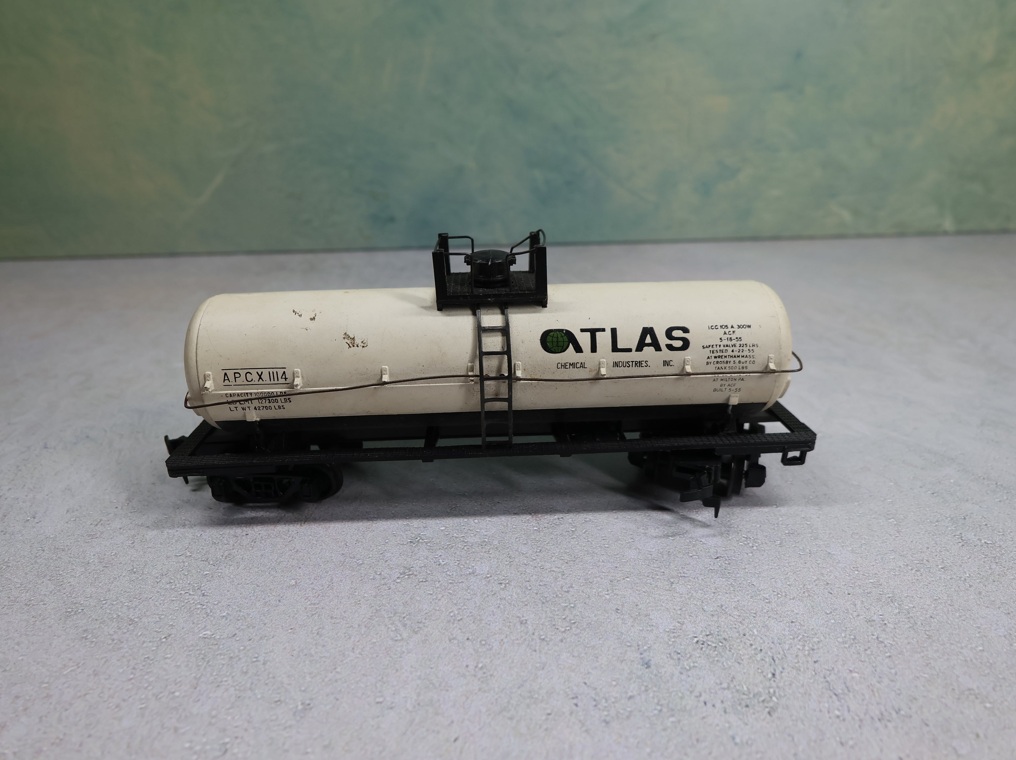 USED AHM HO Scale Single Dome Tank Car Atlas Chemical APCX #1114