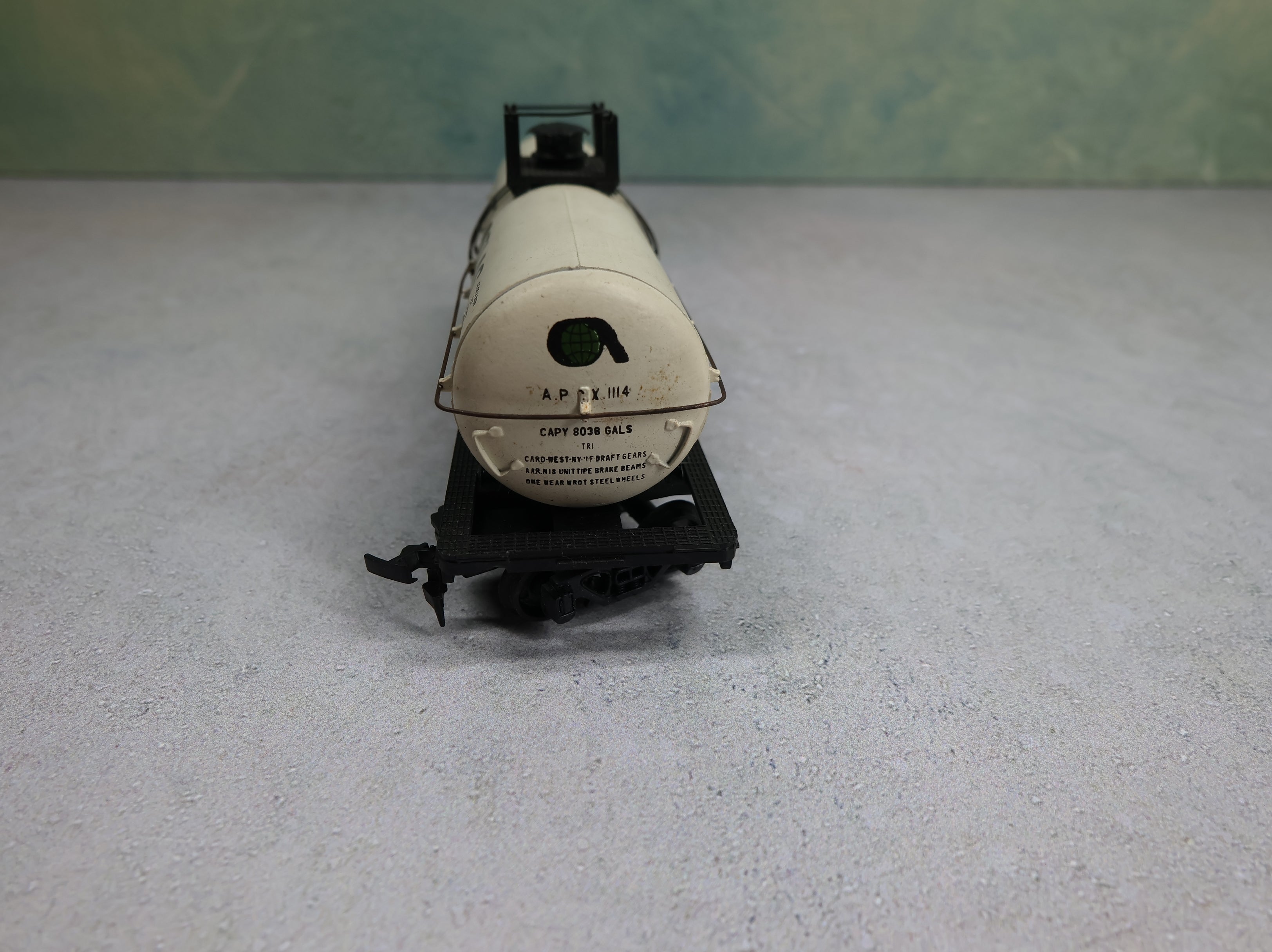 USED AHM HO Scale Single Dome Tank Car Atlas Chemical APCX #1114