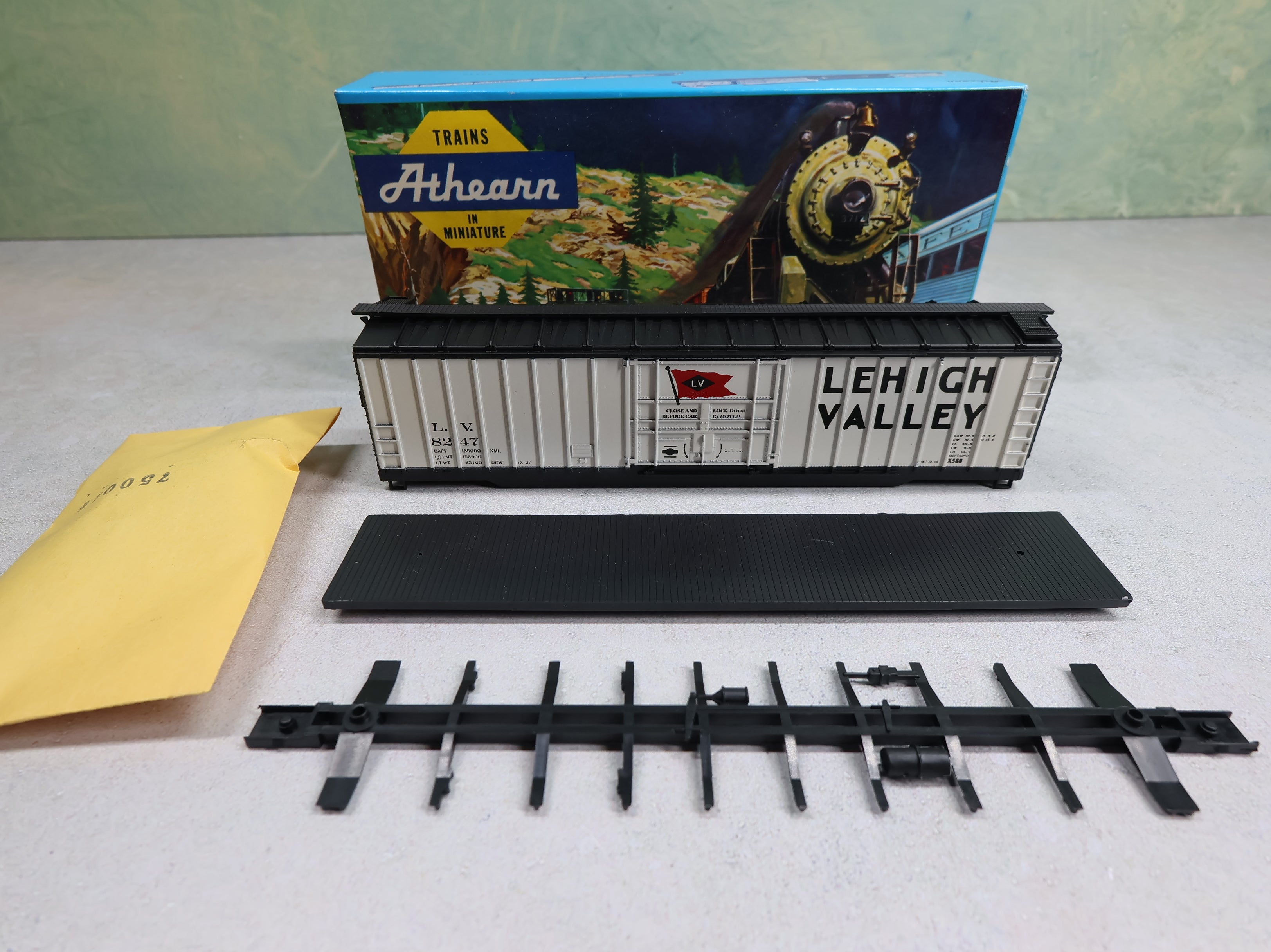 USED Athearn HO Scale 50' OB Box Car Lehigh Valley LV #8247 KIT