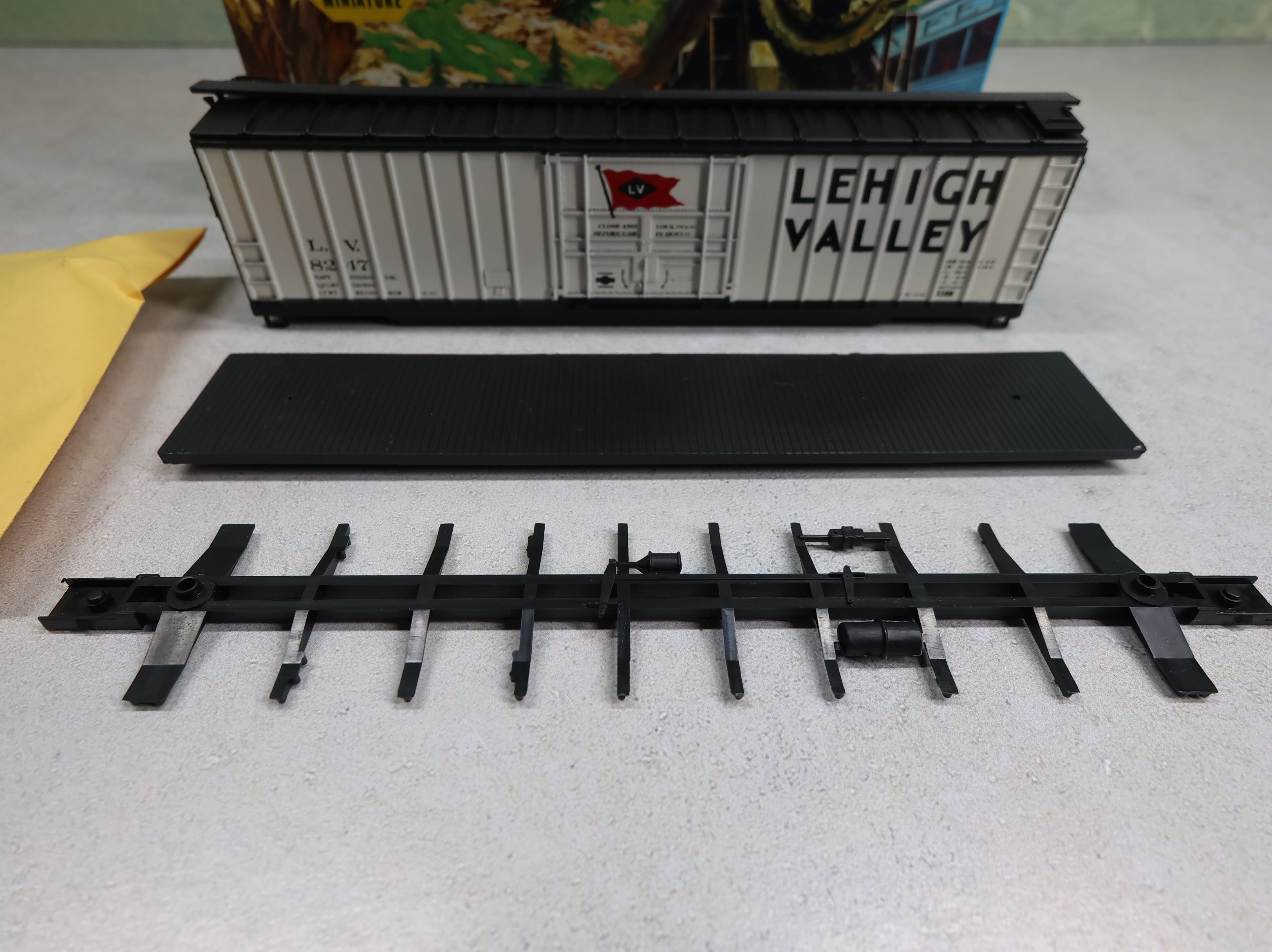 USED Athearn HO Scale 50' OB Box Car Lehigh Valley LV #8247 KIT