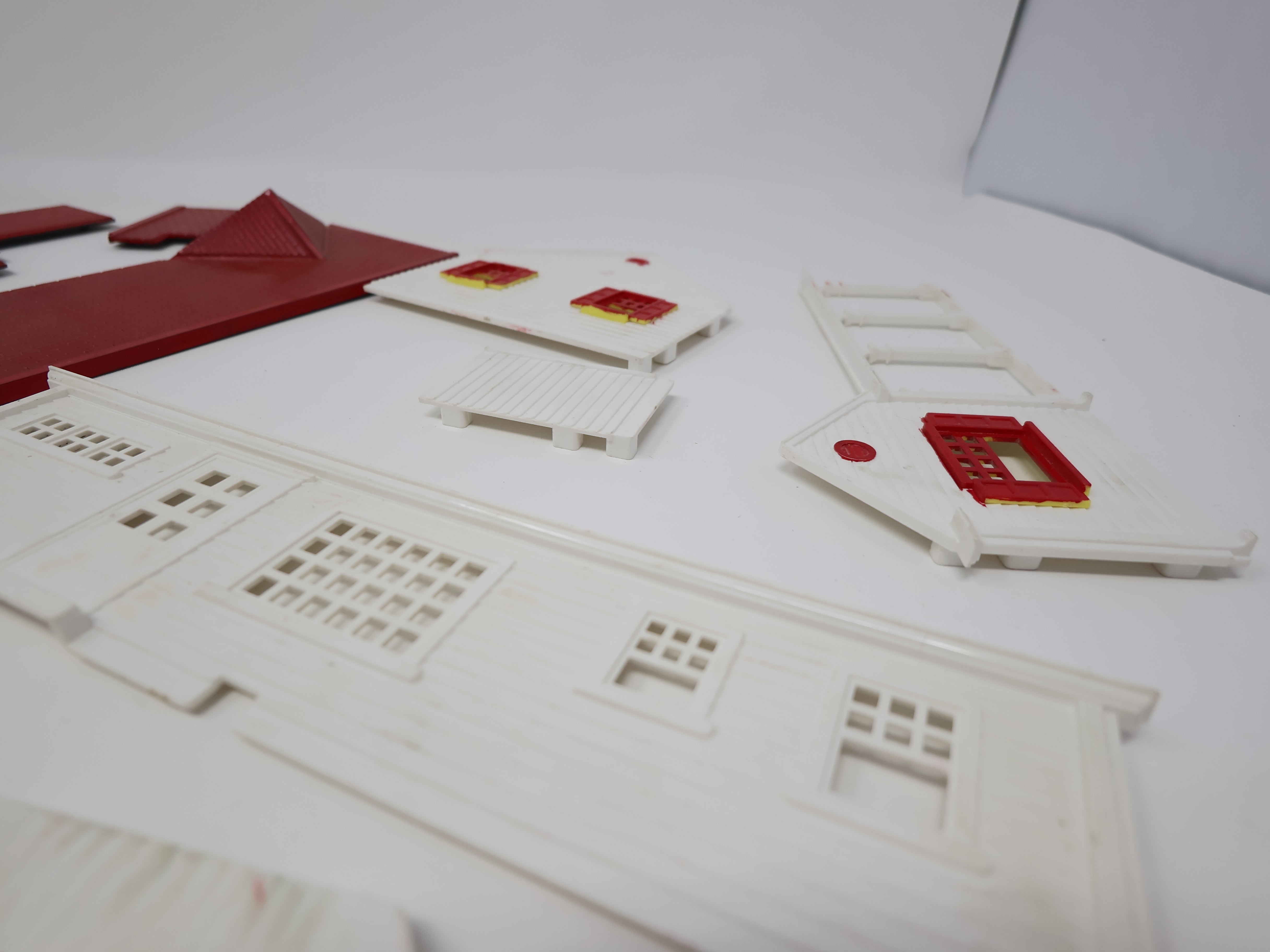 USED Bachmann Plasticville O, White Home with Red Shutters (may be incomplete) (KIT)
