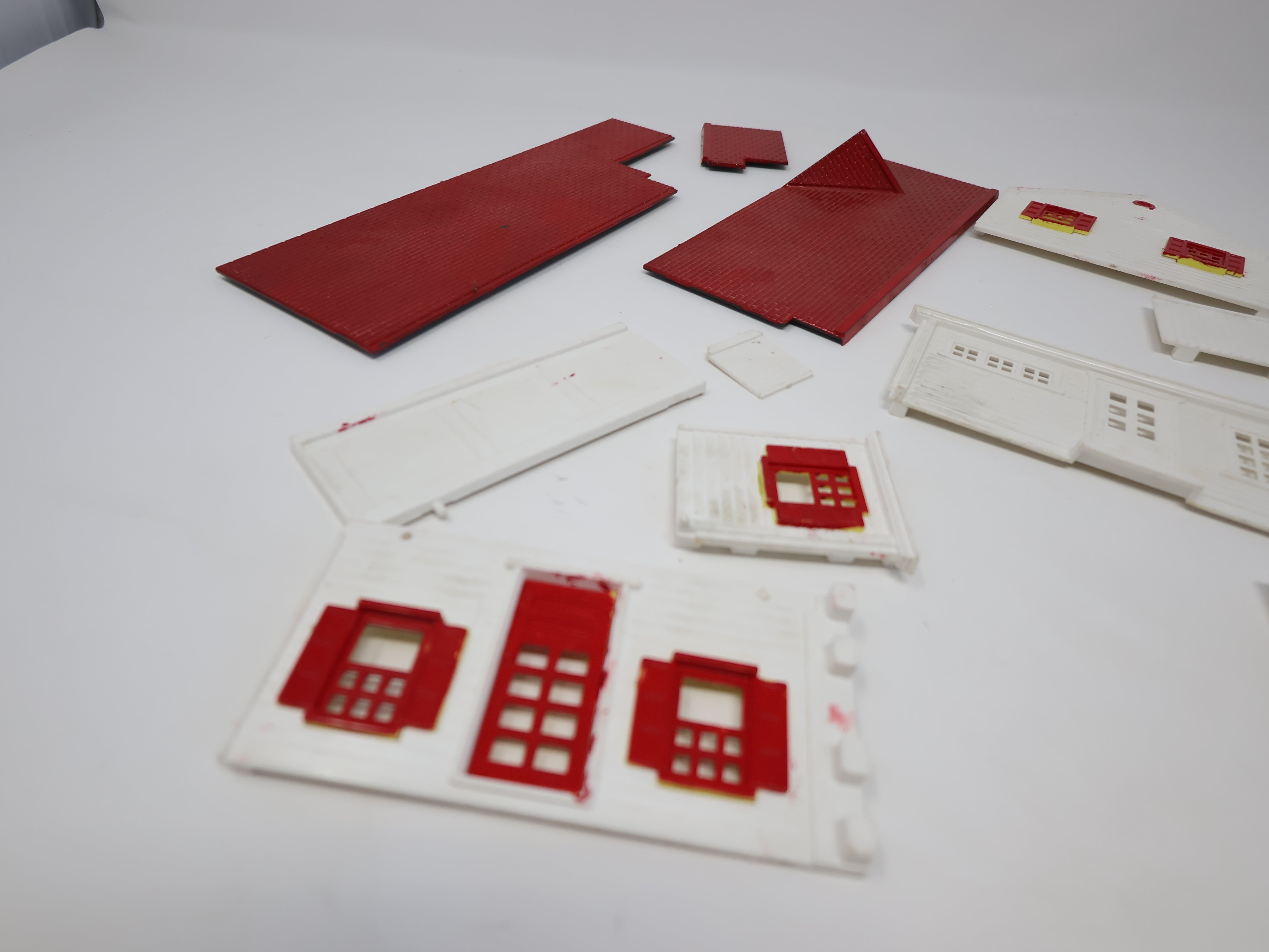 USED Bachmann Plasticville O, White Home with Red Shutters (may be incomplete) (KIT)